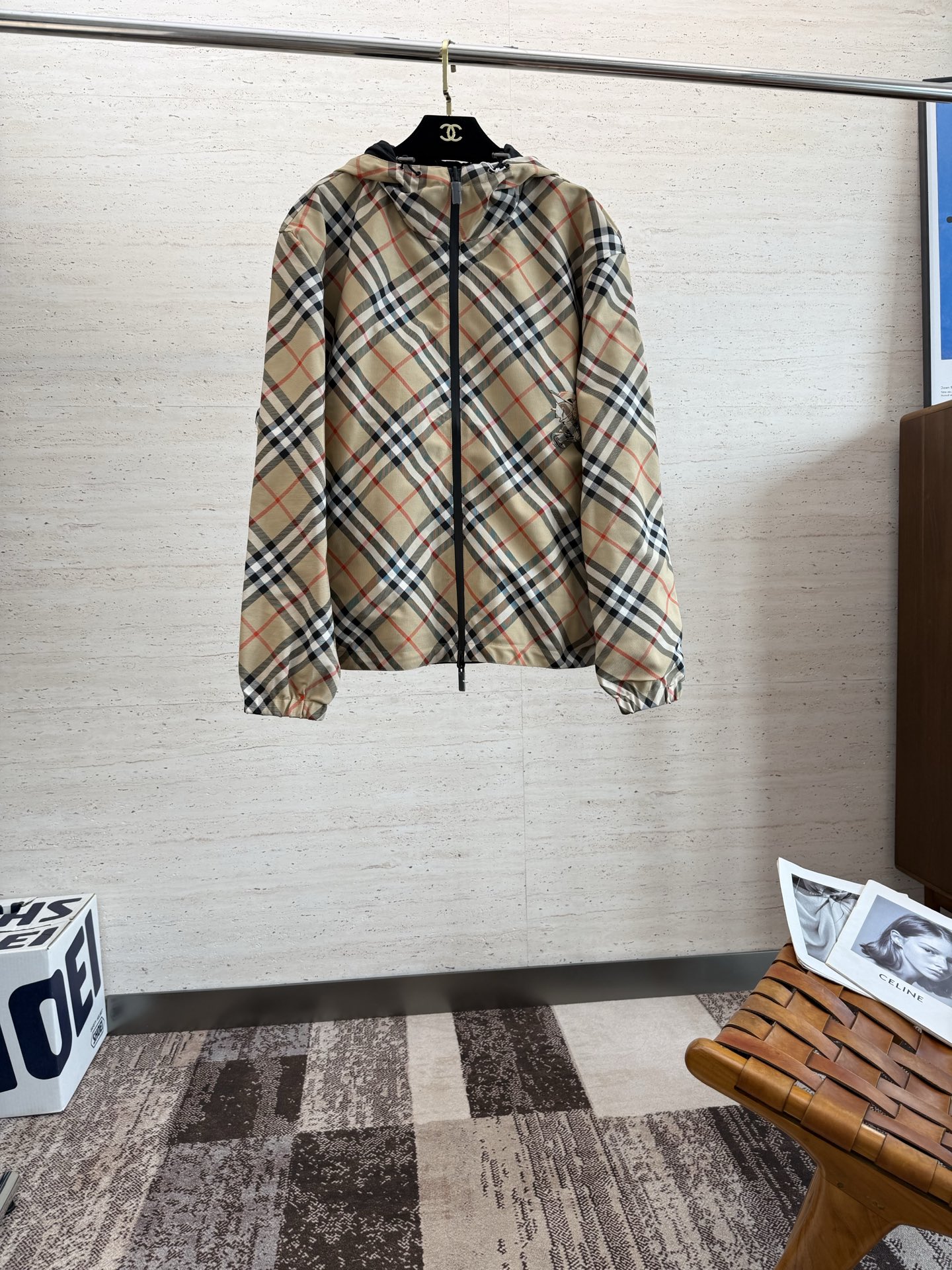 NO:541410,BUR25S new men's double-sided hooded jacket...A top-notch item that is absolutely heavy-industrial, double-sided and double-colored injecting modern and innovative into the classic wardrobe... Very high-end texture, extremely practical and very good scraping... S-2XL, burberry, jackets & coats, jackets & coats, hats, alexander wang19860909BUR25S新款男士双面穿连帽夹克外套........一款绝对重工的顶级单品,双面双色为经典衣橱注入现代新意.......非常高档次的质地,实穿性极高 挺刮性极好..码数S-2XL,,burberry,jackets & coats,jackets & coats,hats,alexander wang,Men's clothing