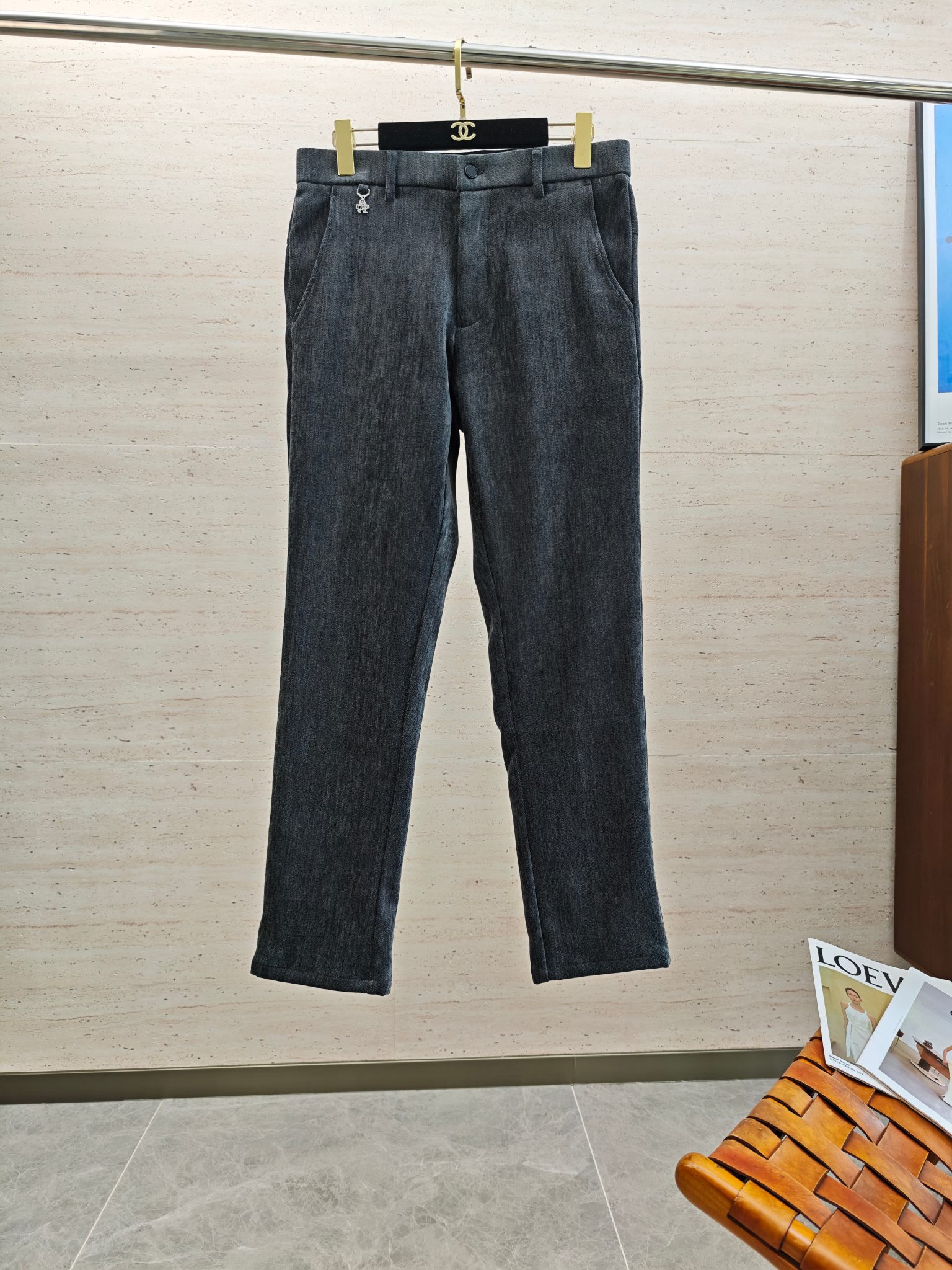 NO:569215,PRA25S new autumn and winter home business casual pants......high-grade vertical striped corduroy fabric!  !  !  !  The exquisiteness and softness are extraordinary... Popular TOP, versatile and highly practical!  !  !  High-grade corduroy fabric supplied by customers, super heavy and thick, soft and comfortable to the touch, very high-end, retro and fashionable!  !  !  The letter metal logo on the back pocket is embellished... The visual style is tasteful and toned. The code number is 29-38. No 35. 37,, prada, alexander wang19860909PRA25S秋冬新款家商务休闲裤………高级竖条纹灯芯绒面料！！！！细腻柔软程度非同一般……人气TOP 百搭和实用性超级高！！！客供高级灯芯绒面料,超重磅厚实,触感柔软舒适 非常高级复古且时髦！！！后口袋处字母金属徽标点缀……视觉画风有品有调 码数29-38无35 37,,prada,alexander wang,Men's clothing