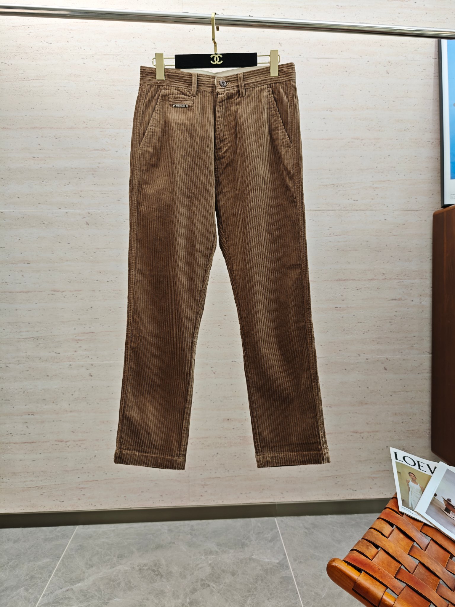 NO:569220,BUR25S new autumn and winter home business casual pants......high-grade vertical striped corduroy fabric!  !  !  !  The exquisiteness and softness are extraordinary... Popular TOP, versatile and highly practical!  !  !  High-grade corduroy fabric supplied by customers, super heavy and thick, soft and comfortable to the touch, very high-end, retro and fashionable!  !  !  The letter metal logo on the back pocket is embellished... The visual style is tasteful and tonal. The code number is 29-38. No 35 37,, burberry, alexander wang19860909BUR25S秋冬新款家商务休闲裤………高级竖条纹灯芯绒面料！！！！细腻柔软程度非同一般……人气TOP 百搭和实用性超级高！！！客供高级灯芯绒面料,超重磅厚实,触感柔软舒适 非常高级复古且时髦！！！后口袋处字母金属徽标点缀……视觉画风有品有调 码数29-38无35 37,,burberry,alexander wang,Men's clothing