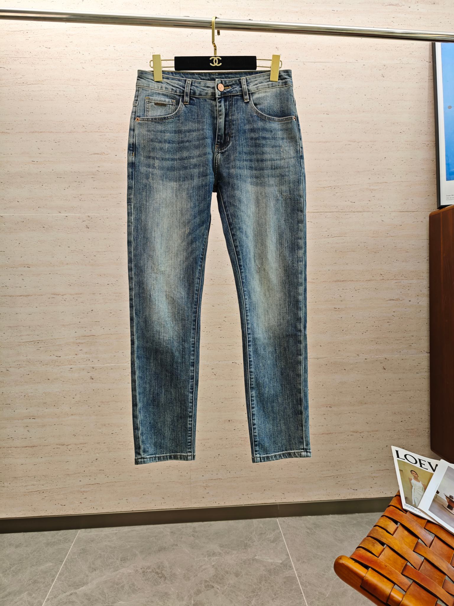 NO:569210,BUR25S autumn men's straight jeans are made of cotton denim fabric. The texture is soft but not sagging, and feels dry and tough. The classic iconic embossed logo and soul-like embellishment. All indicators are top-grade, which naturally brings an excellent upper body feel!  !  !  Code number 29-3835 37,,burberry,jeans,alexander wang19860909BUR25S秋季男士直筒牛仔裤 棉质牛仔面料打造 质地柔软又不失筋骨,手感干爽有韧性 经典的标志性浮雕徽标,灵魂般的点缀 各项指标皆为上品,自然带来极佳的上身体感！！！码数29-3835 37,,burberry,jeans,alexander wang,Men's clothing