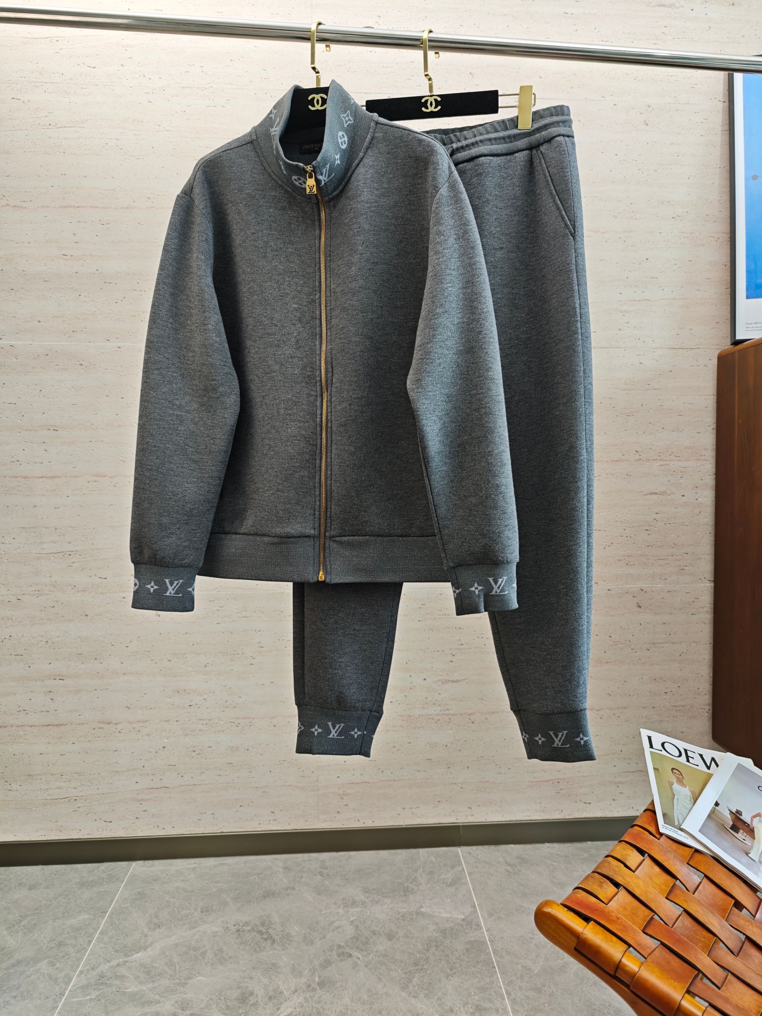 NO:569240,Clothes Pants LV2025ss new autumn and winter casual stand collar jacket suit!  Wearing it makes you feel comfortable and slim, lazy and casual, combined with clean and simple colors, it is particularly eye-catching and suitable for daily wear~ We introduce energetic sports items to welcome the arrival of the new season. Size M-3XL, Louis Vuitton, jackets & coats, alexander wang19860909衣服 裤子 LV2025ss秋冬新款休闲立领外套套装！穿上就是舒适自在又显瘦的存在,慵懒而随性,结合干净简单的色系就特别耐看,适合日常穿着~倾情推出缀饰活力的运动单品,迎接新的季节到来.码数M-3XL,,louis vuitton,jackets & coats,alexander wang,Men's clothing