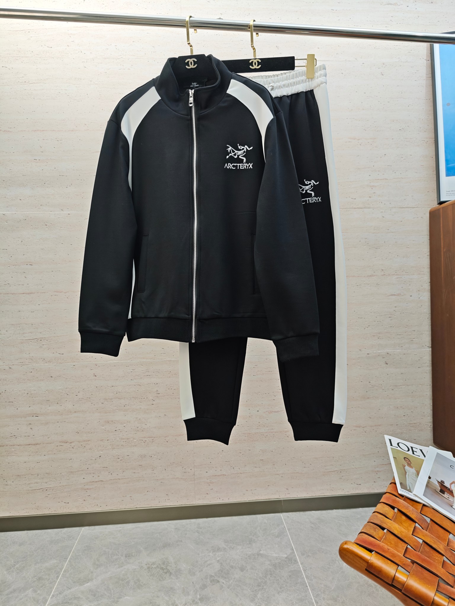 NO:569206,/Set ARC2025ss new autumn and winter casual stand-up collar long-sleeved jacket and trousers suit!  Wearing it makes you feel comfortable and slim, lazy and casual, combined with clean and simple colors, it is particularly eye-catching and suitable for daily wear~ We introduce dynamic sports items with embellishments to welcome the arrival of the new season. Size M-3XL, jackets & coats, alexander wang19860909/套 ARC2025ss秋冬新款休闲立领长袖外套长裤套装！穿上就是舒适自在又显瘦的存在,慵懒而随性,结合干净简单的色系就特别耐看,适合日常穿着~倾情推出缀饰活力的运动单品,迎接新的季节到来.码数M-3XL,,jackets & coats,alexander wang,Men's clothing