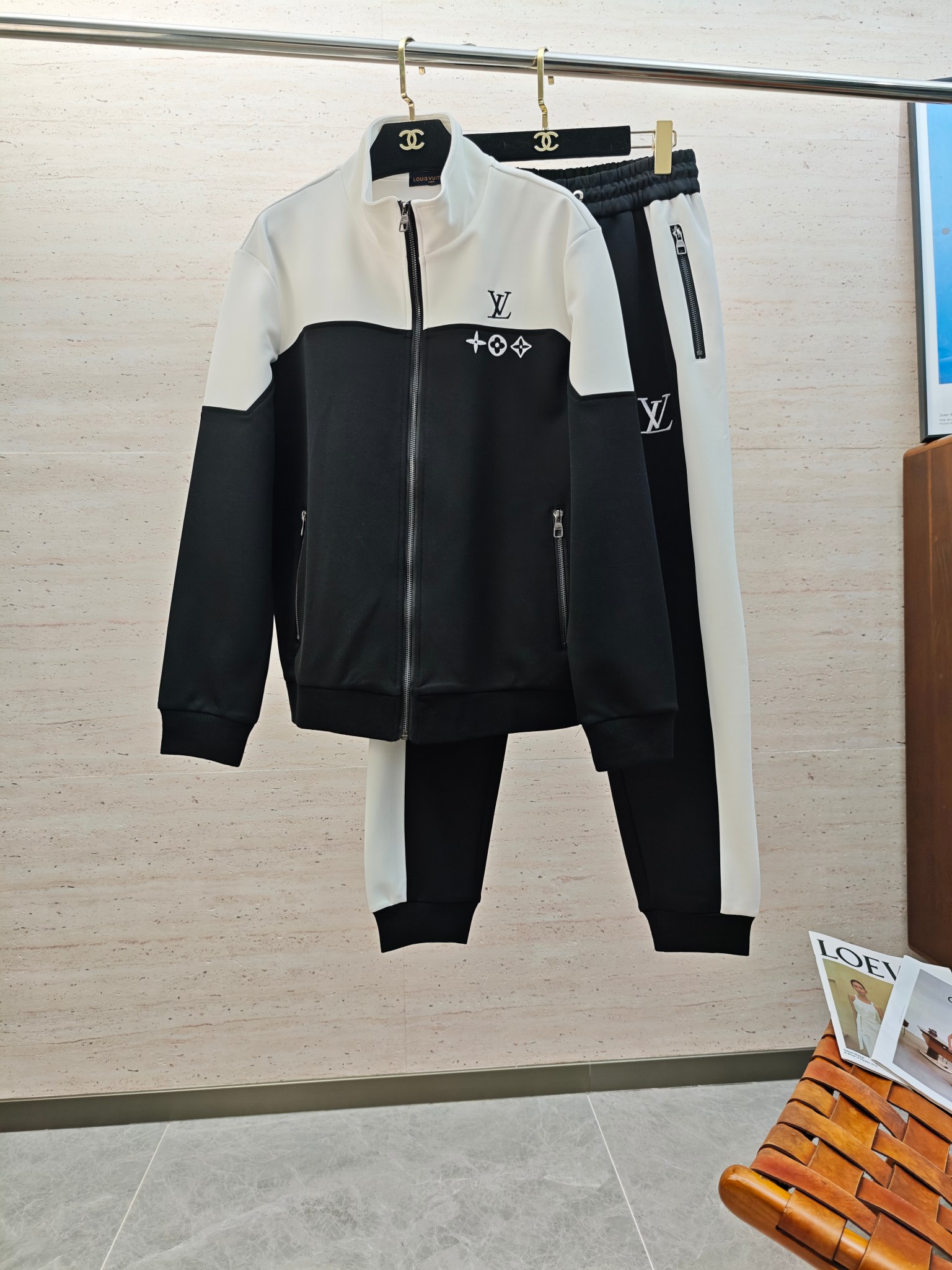 NO:571122,/Set LV2025ss new autumn and winter casual stand-up collar long-sleeved jacket and trousers suit!  Wearing it makes you feel comfortable and slim, lazy and casual, combined with clean and simple colors, it is particularly eye-catching and suitable for daily wear~ We introduce energetic sports items to welcome the arrival of the new season. Size M-3XL, Louis Vuitton, jackets & coats, alexander wang19860909/套 LV2025ss秋冬新款休闲立领长袖外套长裤套装！穿上就是舒适自在又显瘦的存在,慵懒而随性,结合干净简单的色系就特别耐看,适合日常穿着~倾情推出缀饰活力的运动单品,迎接新的季节到来.码数M-3XL,,louis vuitton,jackets & coats,alexander wang,Men's clothing