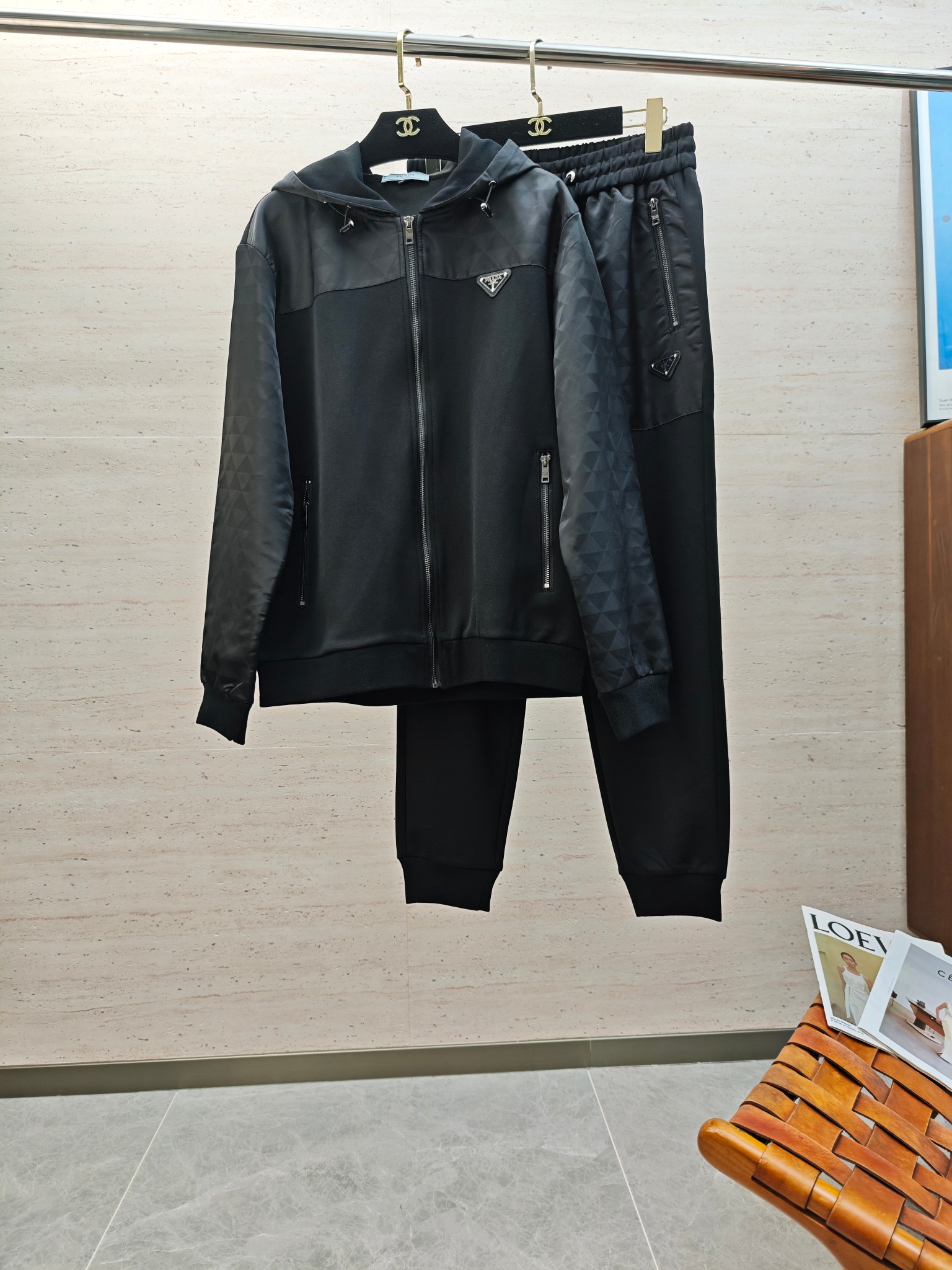 NO:569211,Set PRA2025ss new autumn and winter casual hooded long-sleeved jacket and trousers suit!  Wearing it makes you feel comfortable and slim, lazy and casual, combined with clean and simple colors, it is particularly eye-catching and suitable for daily wear~ We introduce dynamic sports items with embellishments to welcome the arrival of the new season. Size M-3XL, prada, jackets & coats, hats, alexander wang19860909套 PRA2025ss秋冬新款休闲连帽长袖外套长裤套装！穿上就是舒适自在又显瘦的存在,慵懒而随性,结合干净简单的色系就特别耐看,适合日常穿着~倾情推出缀饰活力的运动单品,迎接新的季节到来.码数M-3XL,,prada,jackets & coats,hats,alexander wang,Men's clothing