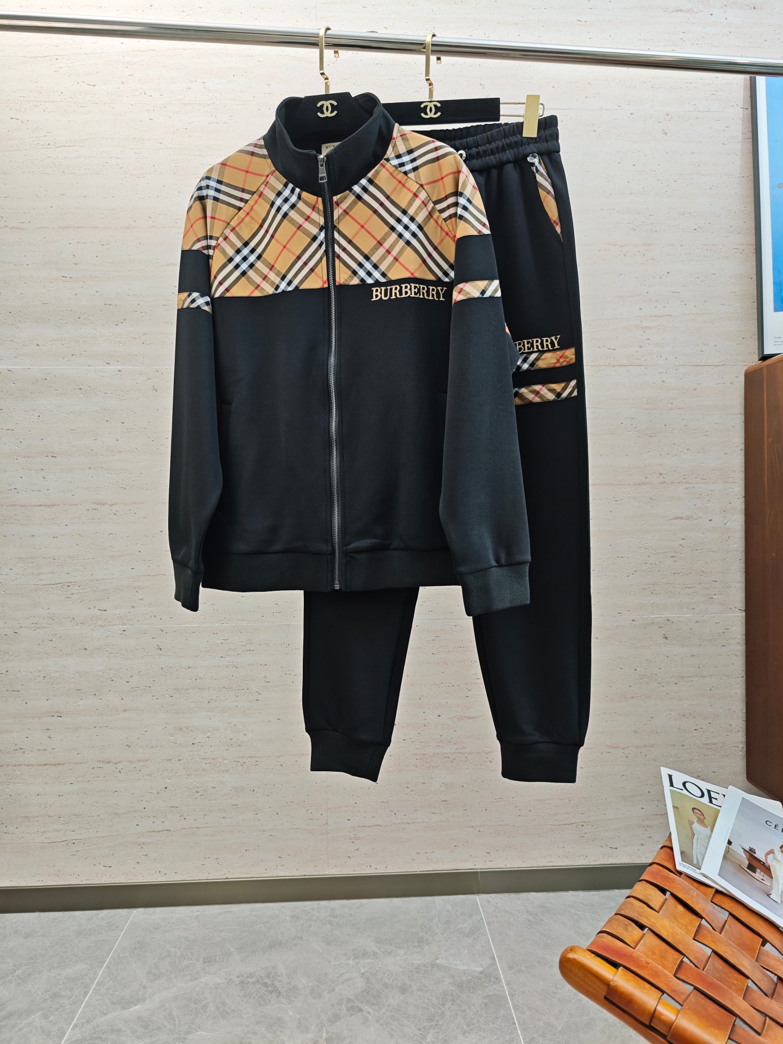 NO:569246,/Set BUR2025ss new autumn and winter casual stand-up collar long-sleeved jacket and trousers suit!  Wearing it makes you feel comfortable and slim, lazy and casual, combined with clean and simple colors, it is particularly eye-catching and suitable for daily wear~ We introduce dynamic sports items with embellishments to welcome the arrival of the new season. Size M-3XL,, burberry, jackets & coats, alexander wang19860909/套 BUR2025ss秋冬新款休闲立领长袖外套长裤套装！穿上就是舒适自在又显瘦的存在,慵懒而随性,结合干净简单的色系就特别耐看,适合日常穿着~倾情推出缀饰活力的运动单品,迎接新的季节到来.码数M-3XL,,burberry,jackets & coats,alexander wang,Men's clothing