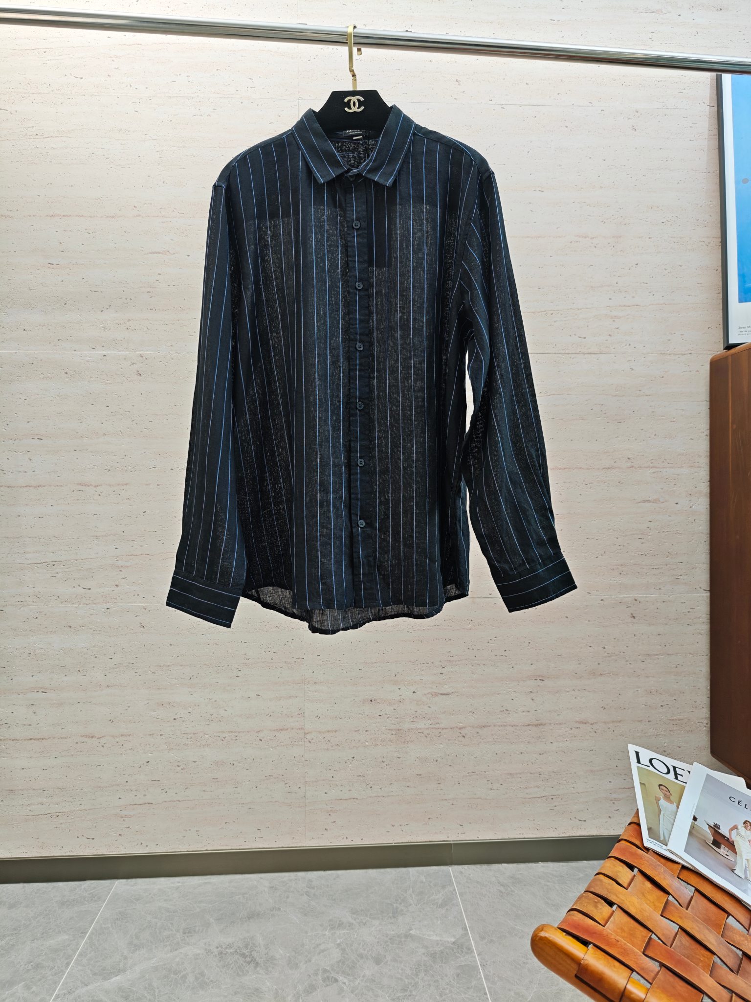 NO:569288,ZZ 25S Men's Casual Linen Shirt Linen items come with many labels: fashionable and retro, yuppie and casual, temperamental and elegant!  The overall form and style design follows the modern minimalist tone of the Z family, bringing the urban noble style of Italian style to the extreme. The overall shape is clean and neat, without any unnecessary elements. This is the best state of linen products. The upper body can easily highlight the temperament and fashion sense, which is both capable and handsome. It is also casual and comfortable. The iconic brand logo is decorated on the chest, presented in exquisite embroidery, which effectively flaunts the identity. It is available for customers to choose from.  The original Egyptian eco-friendly linen fabric is known as the 'golden fiber'. The fabric has been treated with a special garment process, which perfectly combines comfort and breathability. It has excellent skin-friendly properties and superior hygroscopicity. It has its own unique style. The texture structure restores the natural purity and simplicity of linen. It is visually very attractive and full of artistic conception!  Size S-2XL,,shirts,gold,alexander wang19860909ZZ 25S男士休闲亚麻衬衫 亚麻单品自带很多标签,时髦且复古、雅痞而随性、气质而优雅！ 整体的形态风格设计,沿袭了Z 家现代极简主义基调,将意式的都市高贵格调发挥到极致,整体造型干净利落,无任何多余元素傍身,这才是亚麻制品的最好境界,上身极易凸显气质和时髦感,即干练帅气亦随性惬意,胸前饰有标志性品牌标识,以精美刺绣体呈现,有力标榜了身份, 客供臻选 原生态埃及环保亚麻面料,素有“黄金纤维”之称,面料经过特殊成衣工艺处理,完美兼具了舒适感与透气性,亲肤性绝佳,吸湿性亦优越,自成一派的独特风格,纹理构造还原了亚麻自然纯粹与质朴的本色,视觉方面相当耐看,意境十足！码数S-2XL,,shirts,gold,alexander wang,Men's clothing
