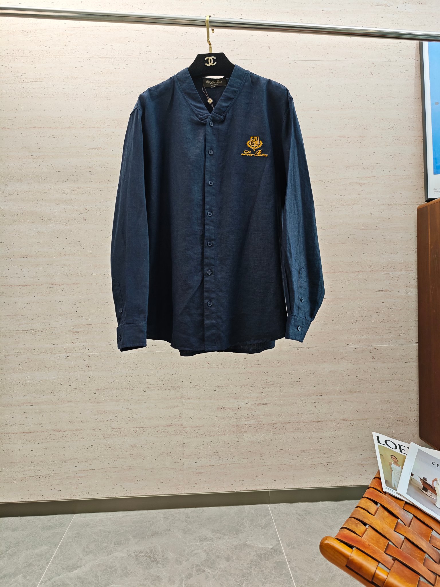 NO:569229,LP.25S men's casual linen shirt. Linen items come with many labels. They are fashionable and retro, yuppie and casual, and temperamental and elegant!  The overall form and style design follows the modern minimalist tone of the Z family, bringing the urban noble style of Italian style to the extreme. The overall shape is clean and neat, without any unnecessary elements. This is the best state of linen products. The upper body can easily highlight the temperament and fashion sense, which is both capable and handsome. It is also casual and comfortable. The iconic brand logo is decorated on the chest, presented in exquisite embroidery, which effectively flaunts the identity. It is available for customers to choose from.  The original Egyptian eco-friendly linen fabric is known as the 'golden fiber'. The fabric has been treated with a special garment process, which perfectly combines comfort and breathability. It has excellent skin-friendly properties and superior hygroscopicity. It has its own unique style. The texture structure restores the natural purity and simplicity of linen. It is visually very attractive and full of artistic conception!  Size S-2XL,,loro piana,shirts,gold,alexander wang19860909LP.25S男士休闲亚麻衬衫 亚麻单品自带很多标签,时髦且复古、雅痞而随性、气质而优雅！ 整体的形态风格设计,沿袭了Z 家现代极简主义基调,将意式的都市高贵格调发挥到极致,整体造型干净利落,无任何多余元素傍身,这才是亚麻制品的最好境界,上身极易凸显气质和时髦感,即干练帅气亦随性惬意,胸前饰有标志性品牌标识,以精美刺绣体呈现,有力标榜了身份, 客供臻选 原生态埃及环保亚麻面料,素有“黄金纤维”之称,面料经过特殊成衣工艺处理,完美兼具了舒适感与透气性,亲肤性绝佳,吸湿性亦优越,自成一派的独特风格,纹理构造还原了亚麻自然纯粹与质朴的本色,视觉方面相当耐看,意境十足！码数S-2XL,,loro piana,shirts,gold,alexander wang,Men's clothing