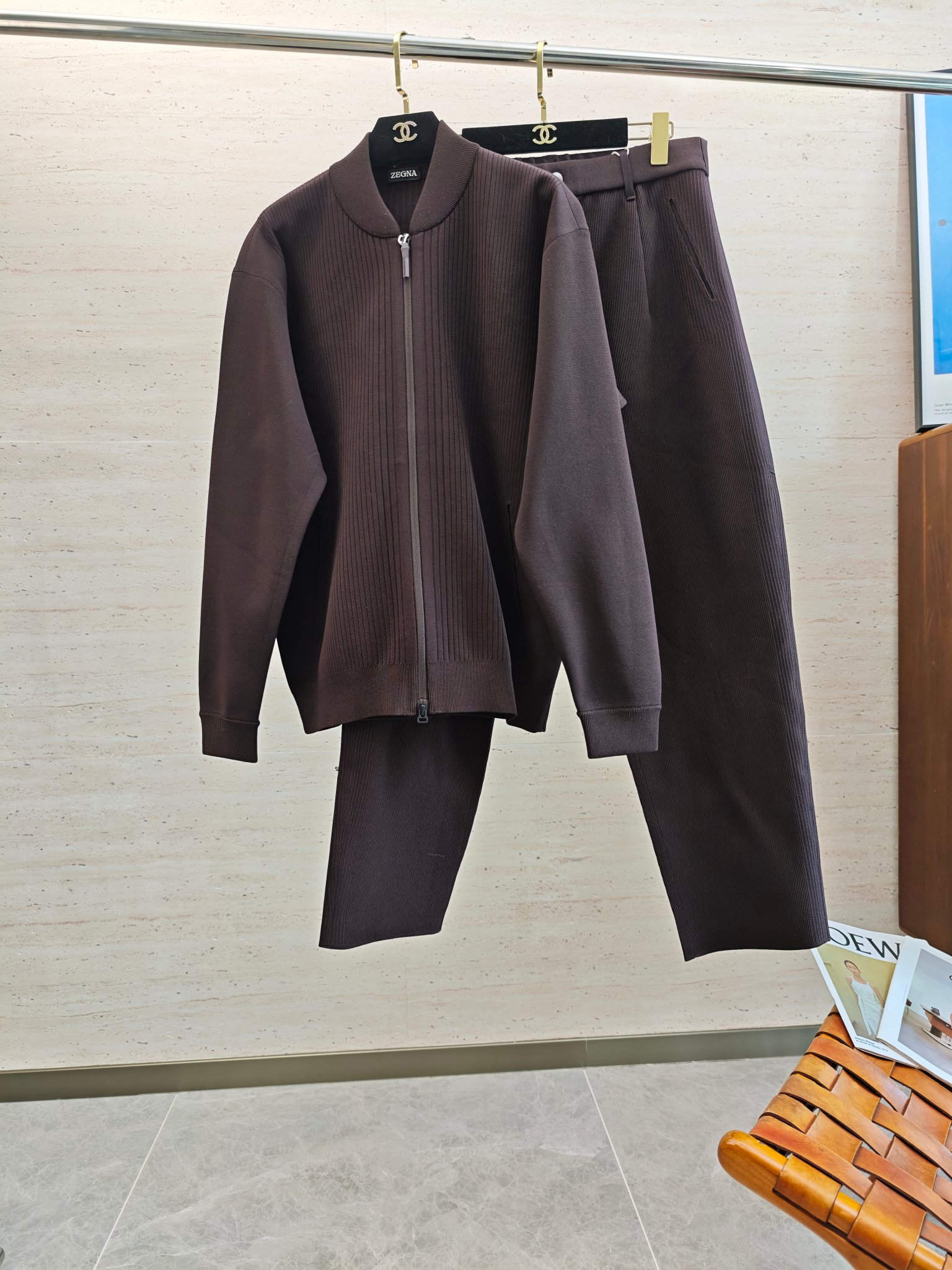 NO:569194,Clothes Pants ZZ 2025ss autumn and winter new casual stand-up collar long-sleeved jacket and trousers suit!  Wearing it makes you feel comfortable and slim, lazy and casual, combined with clean and simple colors, it is particularly eye-catching and suitable for daily wear~ We introduce dynamic sports items with embellishments to welcome the arrival of the new season. Size S-2XL, jackets & coats, alexander wang19860909衣服 裤子 ZZ 2025ss秋冬新款休闲立领长袖外套长裤套装！穿上就是舒适自在又显瘦的存在,慵懒而随性,结合干净简单的色系就特别耐看,适合日常穿着~倾情推出缀饰活力的运动单品,迎接新的季节到来.码数S-2XL,,jackets & coats,alexander wang,Men's clothing