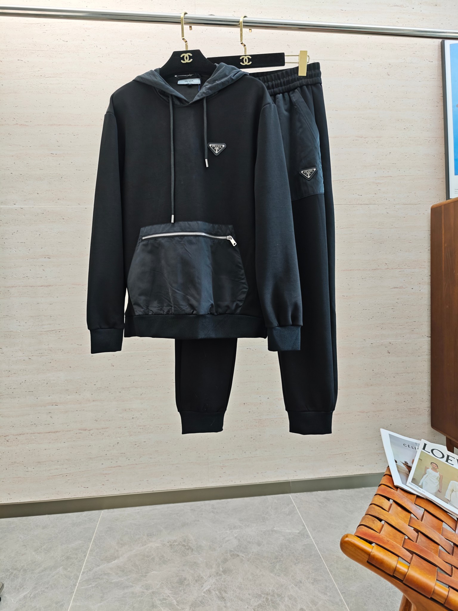 NO:571137,/set PRA2025ss new autumn and winter casual hooded sweatshirt long-sleeved trousers suit!  Wearing it makes you feel comfortable and slim, lazy and casual, combined with clean and simple colors, it is particularly eye-catching and suitable for daily wear~ We introduce energetic sports items to welcome the arrival of the new season. Size M-3XL, prada, hoodie, sweatshirts, hats, alexander wang19860909/套 PRA2025ss秋冬新款休闲连帽卫衣长袖长裤套装！穿上就是舒适自在又显瘦的存在,慵懒而随性,结合干净简单的色系就特别耐看,适合日常穿着~倾情推出缀饰活力的运动单品,迎接新的季节到来.码数M-3XL,,prada,hoodie,sweatshirts,hats,alexander wang,Men's clothing