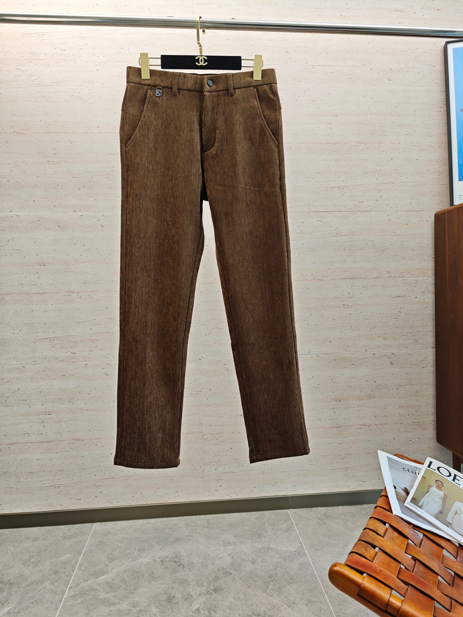 NO:569270,BUR25S new autumn and winter home business casual pants......high-grade vertical striped corduroy fabric!  !  !  !  The exquisiteness and softness are extraordinary... Popular TOP, versatile and highly practical!  !  !  High-grade corduroy fabric supplied by customers, super heavy and thick, soft and comfortable to the touch, very high-end, retro and fashionable!  !  !  The letter metal logo on the back pocket is embellished... The visual style is tasteful and tonal. The code number is 29-38. No 35 37,, burberry, alexander wang19860909BUR25S秋冬新款家商务休闲裤………高级竖条纹灯芯绒面料！！！！细腻柔软程度非同一般……人气TOP 百搭和实用性超级高！！！客供高级灯芯绒面料,超重磅厚实,触感柔软舒适 非常高级复古且时髦！！！后口袋处字母金属徽标点缀……视觉画风有品有调 码数29-38无35 37,,burberry,alexander wang,Men's clothing