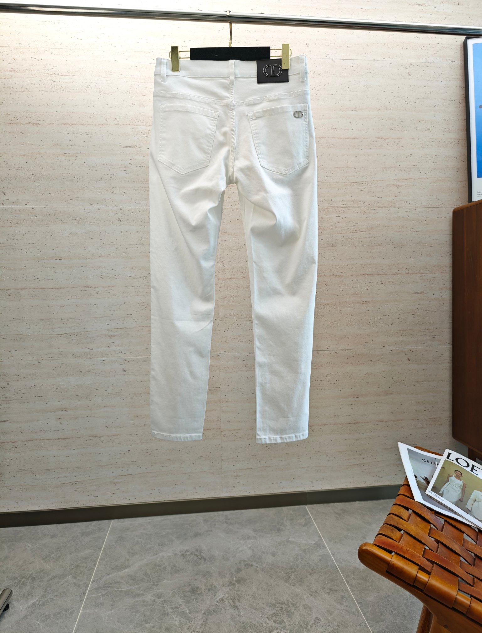 NO:569265,CD25S autumn men's straight-leg jeans are made of cotton denim fabric. The texture is soft but not sagging, and feels dry and tough. The classic iconic embossed logo and soul-like embellishment. All indicators are top-grade, which naturally brings an excellent upper body feel!  !  !  Code number 29-3835 37,,jeans,alexander wang19860909CD25S秋季男士直筒牛仔裤 棉质牛仔面料打造 质地柔软又不失筋骨,手感干爽有韧性 经典的标志性浮雕徽标,灵魂般的点缀 各项指标皆为上品,自然带来极佳的上身体感！！！码数29-3835 37,,jeans,alexander wang,Men's clothing