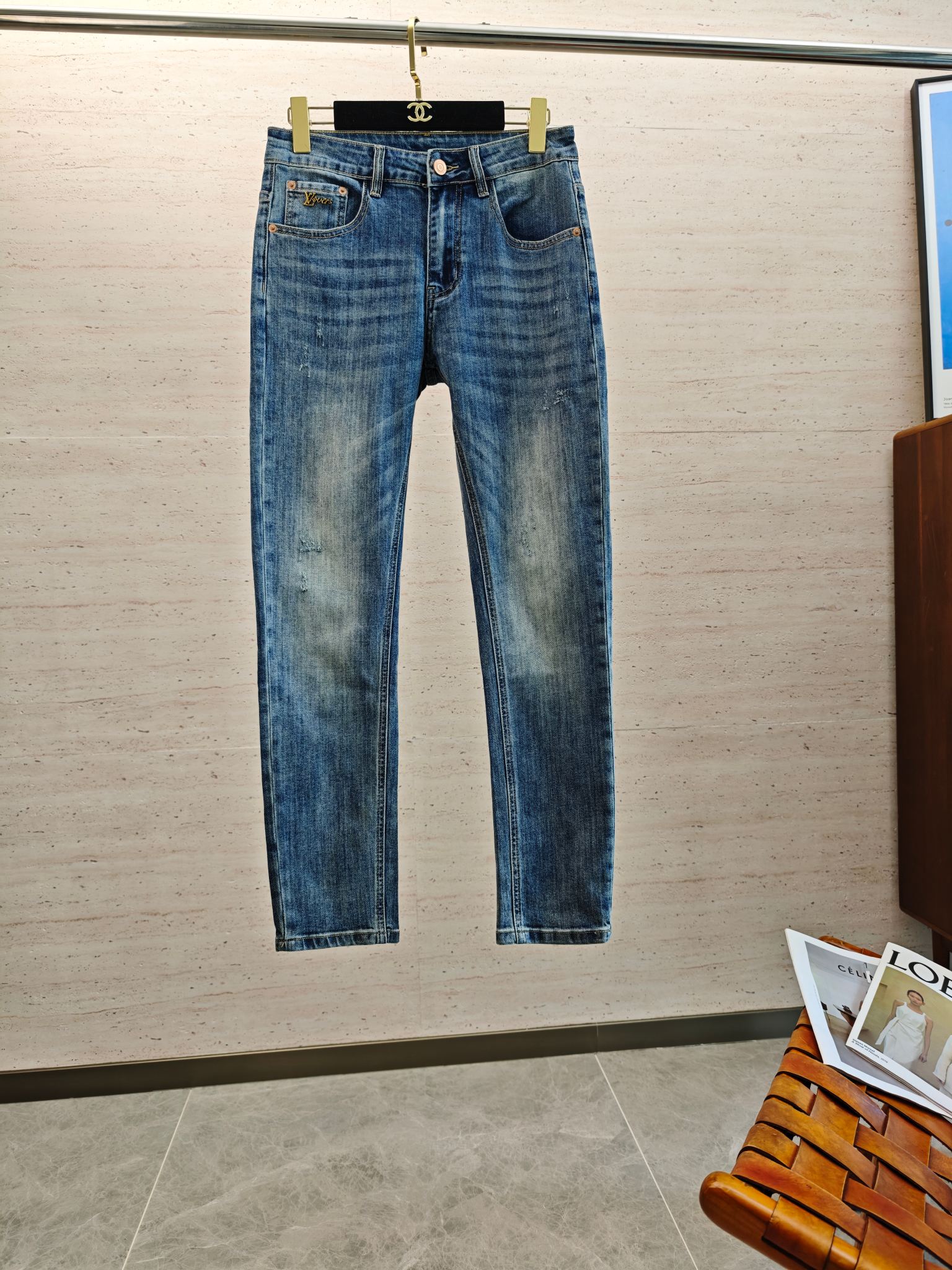 NO:569199,LV25S autumn men's straight-leg jeans are made of cotton denim fabric. The texture is soft but not sagging, and it feels dry and tough. The classic iconic embossed logo and soul-like embellishment are all top-grade, which naturally brings an excellent upper body feel!  !  !  Code number 29-3835 37,,louis vuitton,jeans,alexander wang19860909LV25S秋季男士直筒牛仔裤 棉质牛仔面料打造 质地柔软又不失筋骨,手感干爽有韧性 经典的标志性浮雕徽标,灵魂般的点缀 各项指标皆为上品,自然带来极佳的上身体感！！！码数29-3835 37,,louis vuitton,jeans,alexander wang,Men's clothing