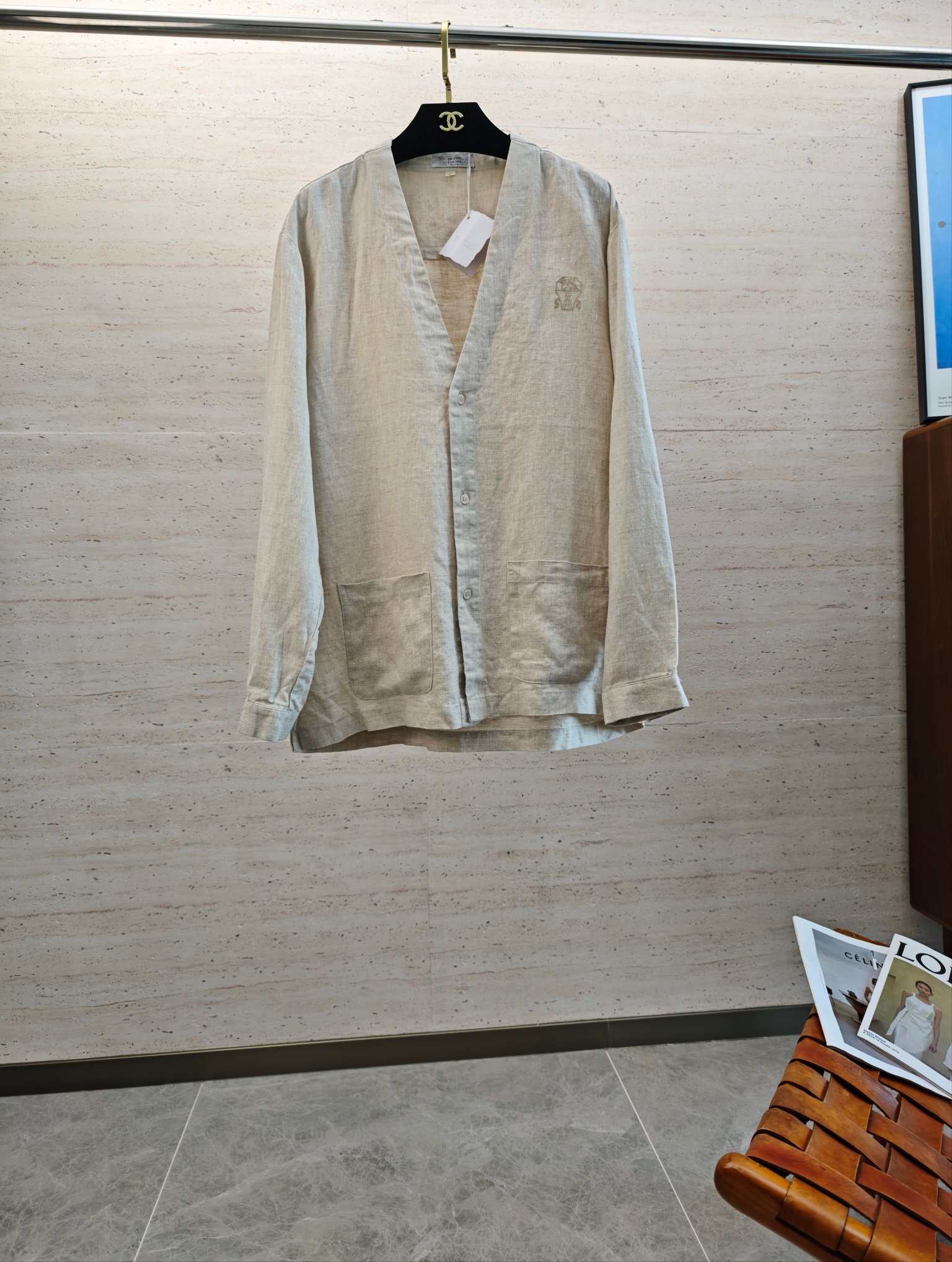 NO:569221,BC25S Men's Casual Linen Shirt Linen items come with many labels: fashionable and retro, yuppie and casual, temperamental and elegant!  The overall form and style design follows the modern minimalist tone of the Z family, bringing the urban noble style of Italian style to the extreme. The overall shape is clean and neat, without any unnecessary elements. This is the best state of linen products. The upper body can easily highlight the temperament and fashion sense, which is both capable and handsome. It is also casual and comfortable. The iconic brand logo is decorated on the chest, presented in exquisite embroidery, which effectively flaunts the identity. It is available for customers to choose from.  The original Egyptian eco-friendly linen fabric is known as the 'golden fiber'. The fabric has been treated with a special garment process, which perfectly combines comfort and breathability. It has excellent skin-friendly properties and superior hygroscopicity. It has its own unique style. The texture structure restores the natural purity and simplicity of linen. It is visually very attractive and full of artistic conception!  Size S-2XL,,shirts,gold,alexander wang19860909BC25S男士休闲亚麻衬衫 亚麻单品自带很多标签,时髦且复古、雅痞而随性、气质而优雅！ 整体的形态风格设计,沿袭了Z 家现代极简主义基调,将意式的都市高贵格调发挥到极致,整体造型干净利落,无任何多余元素傍身,这才是亚麻制品的最好境界,上身极易凸显气质和时髦感,即干练帅气亦随性惬意,胸前饰有标志性品牌标识,以精美刺绣体呈现,有力标榜了身份, 客供臻选 原生态埃及环保亚麻面料,素有“黄金纤维”之称,面料经过特殊成衣工艺处理,完美兼具了舒适感与透气性,亲肤性绝佳,吸湿性亦优越,自成一派的独特风格,纹理构造还原了亚麻自然纯粹与质朴的本色,视觉方面相当耐看,意境十足！码数S-2XL,,shirts,gold,alexander wang,Men's clothing