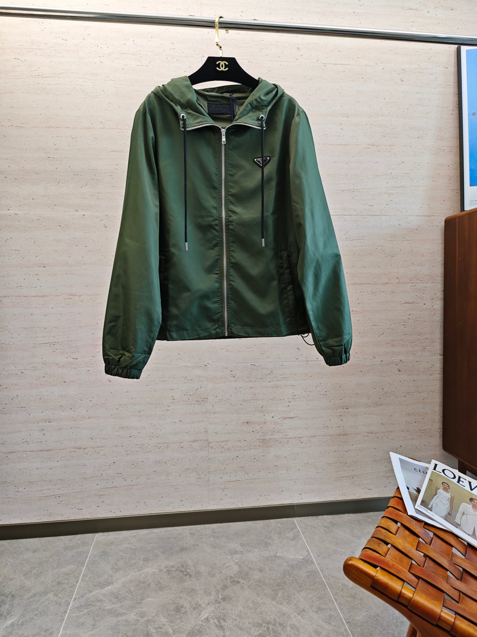 NO:571125,PRA25S new autumn men's hooded jacket...an absolutely heavy-duty top-notch item, with a classic color that injects modern ideas into your wardrobe...a very high-end texture, extremely wearable and extremely scratch-resistant!  !  !  Size S-2XL,,prada,jackets & coats,hats,alexander wang19860909PRA25S秋季新款男士连帽外套........一款绝对重工的顶级单品,颜色经典衣橱注入现代新意.......非常高档次的质地,实穿性极高 挺刮性极好！！！码数S-2XL,,prada,jackets & coats,hats,alexander wang,Men's clothing