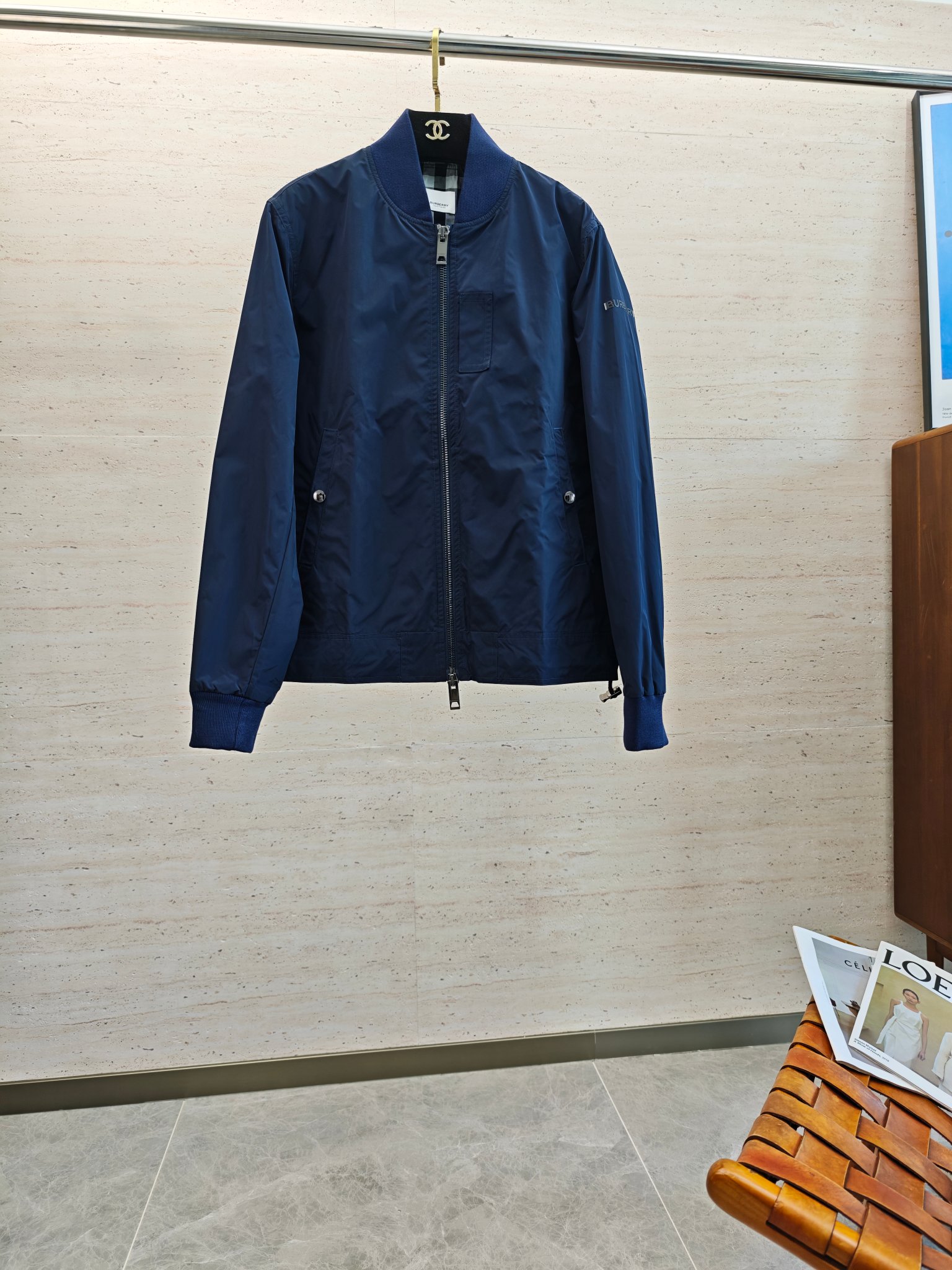 NO:569244,BUR25S new autumn men's baseball jacket... an absolutely heavy-duty top-notch item, with a classic color that injects modern ideas into your wardrobe... a very high-end texture, extremely wearable and extremely scratch-resistant!  !  !  Size S-2XL,,burberry,jackets & coats,alexander wang19860909BUR25S秋季新款男士棒球服外套........一款绝对重工的顶级单品,颜色经典衣橱注入现代新意.......非常高档次的质地,实穿性极高 挺刮性极好！！！码数S-2XL,,burberry,jackets & coats,alexander wang,Men's clothing