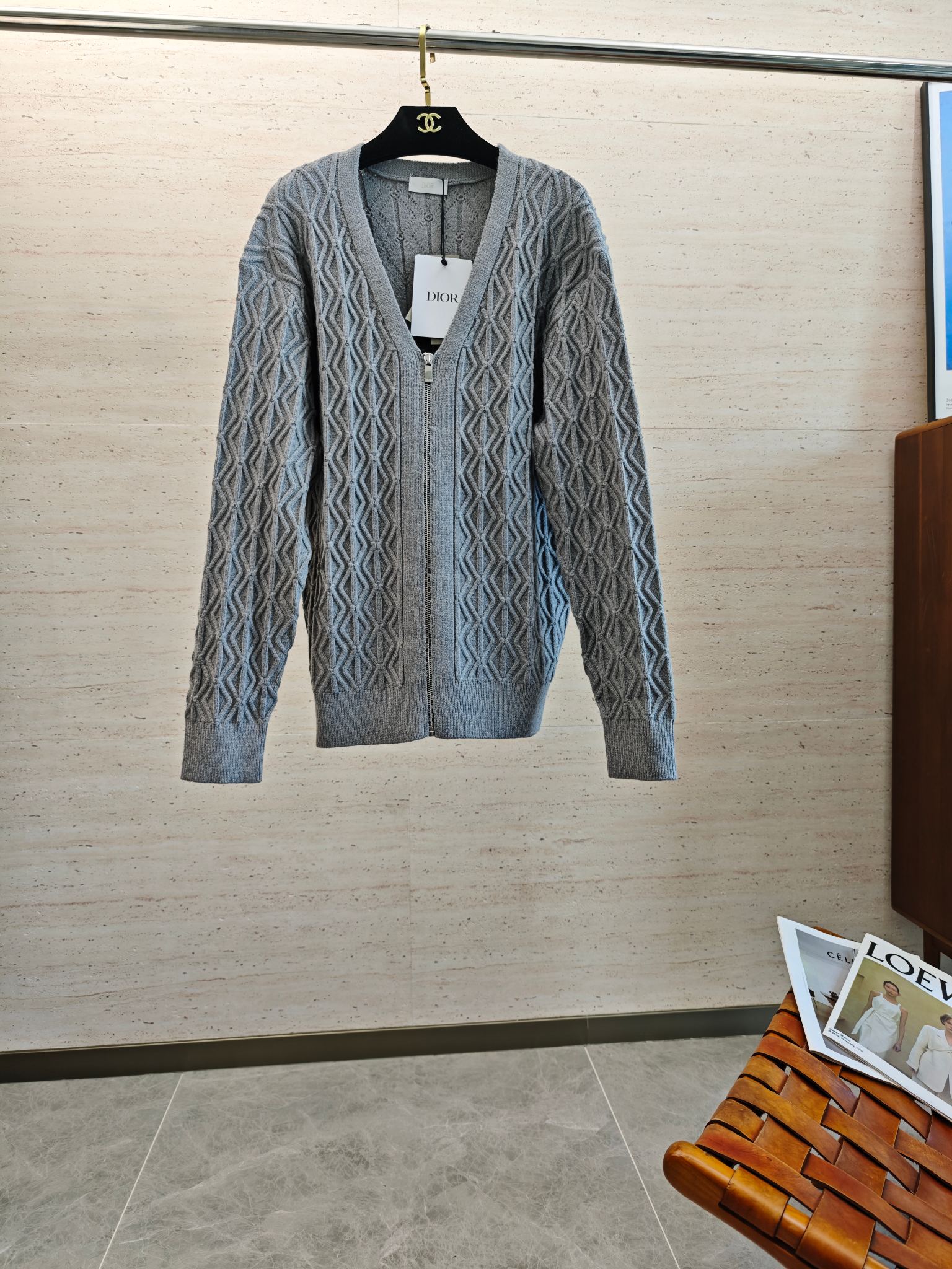 NO:569241,CD25S autumn and winter men's wool zipper jacket.........standard autumn and winter equipment, simple but not simple wool cardigan!  !  There is no lack of elegance at all. Whether it is worn alone or layered, it looks good with any combination of the upper body and it is perfect!  Selected high-quality wool blended texture, soft and comfortable to the touch... The version is slightly loose!  !  The upper body has a very good sense of comfort, without the restrictive feeling of a slim fit, and the contrasting lines of dropped shoulders!  !  Push...size M-2XL,,jackets & coats,alexander wang19860909CD25S秋冬男士羊毛拉链外套…………秋冬标配备,型简意不简羊毛开衫！！完全不乏贵气.不管是单穿还是内搭,上身随意搭配都好看,都非常完美！甄选优质羊毛混纺质地,手感柔软舒适…………版型属于微宽松！！上身有着很好舒适感,没有修身款束缚感,落肩式的撞色线条感！！推送...码数M-2XL,,jackets & coats,alexander wang,Men's clothing