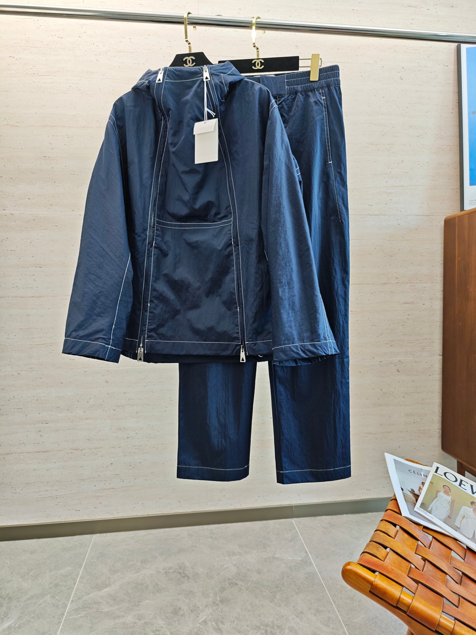 NO:569235,Clothes Pants BV2025ss new autumn and winter casual hooded long-sleeved jacket and trousers suit!  Wearing it makes you feel comfortable and slim, lazy and casual, and the clean and simple colors are particularly eye-catching and suitable for daily wear~ We introduce energetic sports items to welcome the arrival of the new season. Size M-2XL,,bottega veneta,jackets & coats,hats,alexander wang19860909衣服 裤子 BV2025ss秋冬新款休闲连帽长袖外套长裤套装！穿上就是舒适自在又显瘦的存在,慵懒而随性,结合干净简单的色系就特别耐看,适合日常穿着~倾情推出缀饰活力的运动单品,迎接新的季节到来.码数M-2XL,,bottega veneta,jackets & coats,hats,alexander wang,Men's clothing