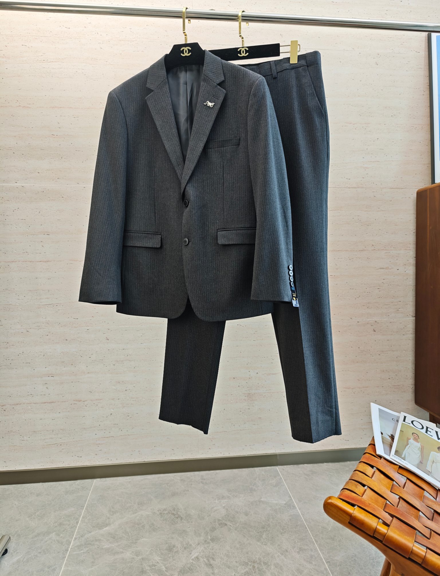 NO:571131,/set EA25S autumn men's casual suit, slim-fit suit. The latest product from trading company channels. It is a guarantee and demonstration of high-end quality. It has the elegance of an Italian gentleman and is carefully crafted with craftsmanship. It is a suit with top-notch appearance and fabric technology. Wool custom-made suit fabric is supplied by customers. It has good light resistance and creates a high-end texture. It is a rare style.  Both elegant and harmonious, it combines fashion and temperament, with delicate texture, breathability and comfort that subvert imagination!  !  Size M-4XL,,business suit,alexander wang19860909/套 EA25S秋季男士休闲西服套装,修身版型西服 最新款贸易公司渠道货,属于高级品质的保证和彰显,意式绅士的优雅,匠心工艺的精心制作,品相与面料工艺都极为拔尖的一款西装,客供羊毛 定制西服面料,有着很好的耐光性,缔造高级质感,不可多得的款型 亦庄亦谐,集时髦与气质于一身,肌理构造细腻,透气性和舒适性所带来的体验颠覆想象！！码数M-4XL,,business suit,alexander wang,Men's clothing