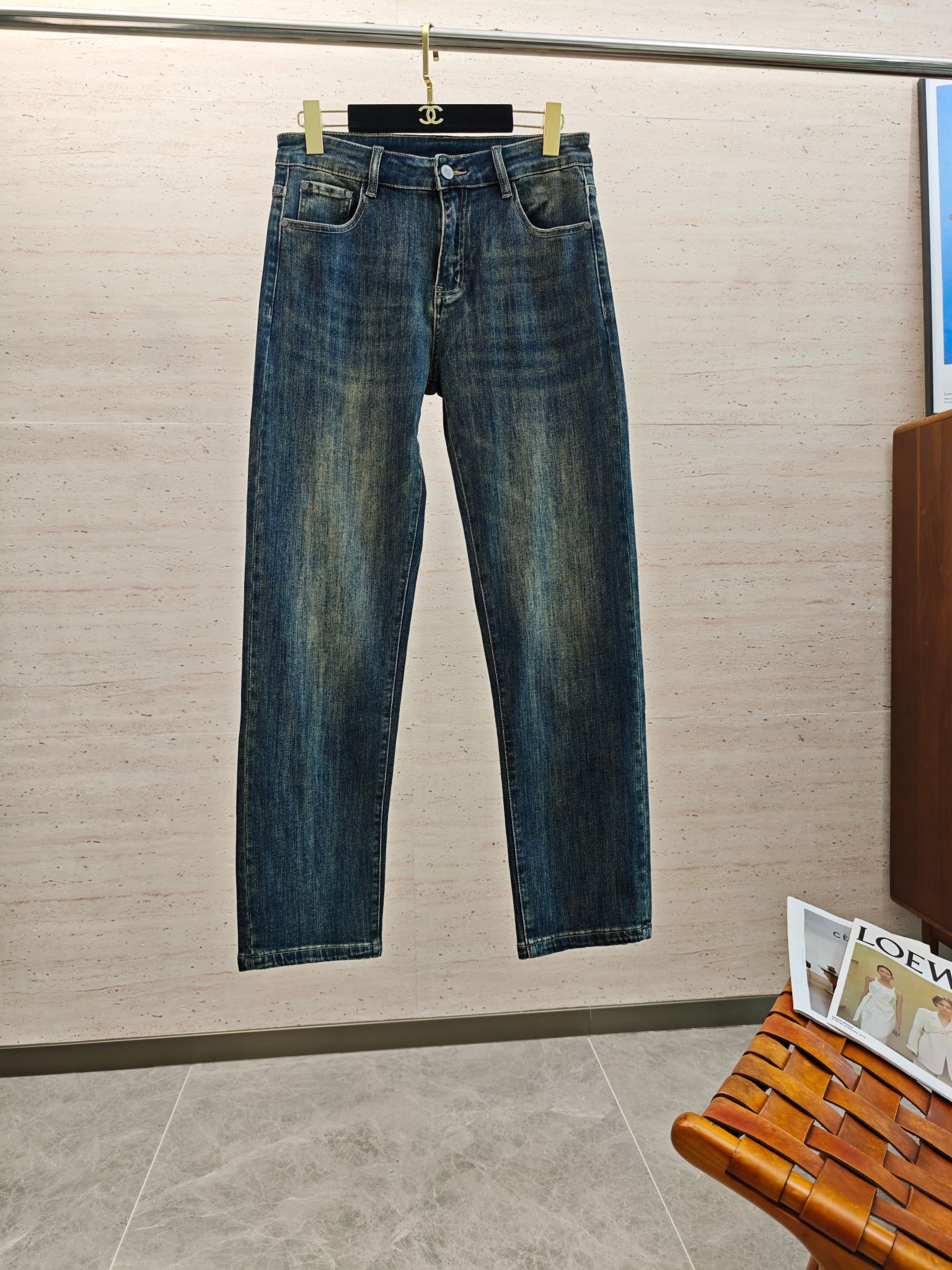 NO:569275,MON25S autumn and winter men's straight jeans are made of cotton denim fabric. The texture is soft but not sagging, and it feels dry and tough. It has the classic iconic embossed logo and soul-like embellishment. All indicators are top-grade, which naturally brings an excellent upper body feel!  Code number: 29-38 No 37,,jeans,alexander wang19860909MON25S秋冬男士直筒牛仔裤棉质牛仔面料打造 质地柔软又不失筋骨,手感干爽有韧性 经典的标志性浮雕徽标,灵魂般的点缀 各项指标皆为上品,自然带来极佳的上身体感！码数:29-38 无37,,jeans,alexander wang,Men's clothing