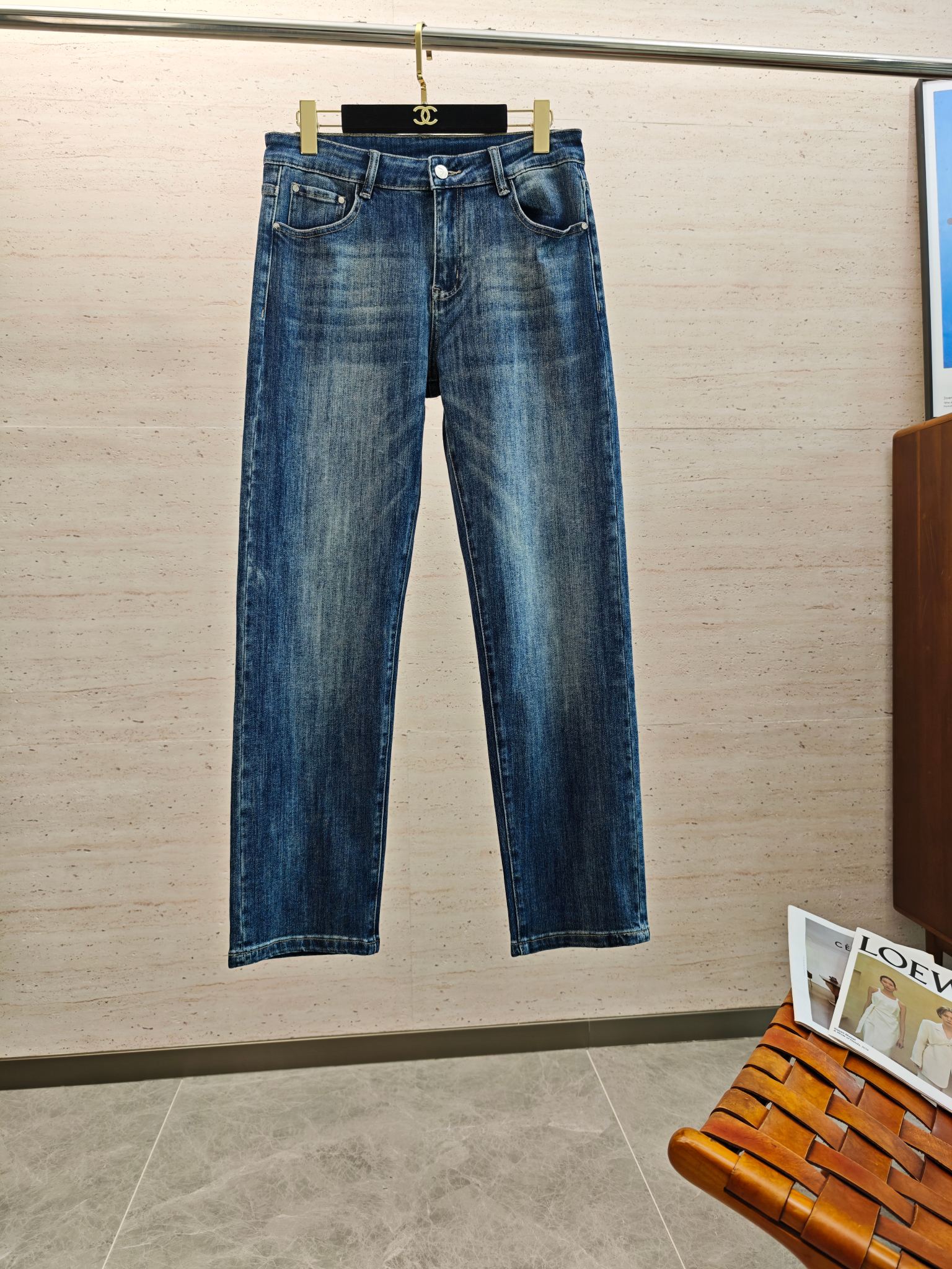 NO:571115,EA25S autumn and winter men's straight-leg jeans are made of cotton denim fabric. The texture is soft but not sagging, and it feels dry and tough. It has the classic iconic embossed logo and soul-like embellishment. All indicators are top-grade, which naturally brings an excellent upper body feel!  Code number: 29-38 No 37,,jeans,alexander wang19860909EA25S秋冬男士直筒牛仔裤棉质牛仔面料打造 质地柔软又不失筋骨,手感干爽有韧性 经典的标志性浮雕徽标,灵魂般的点缀 各项指标皆为上品,自然带来极佳的上身体感！码数:29-38 无37,,jeans,alexander wang,Men's clothing