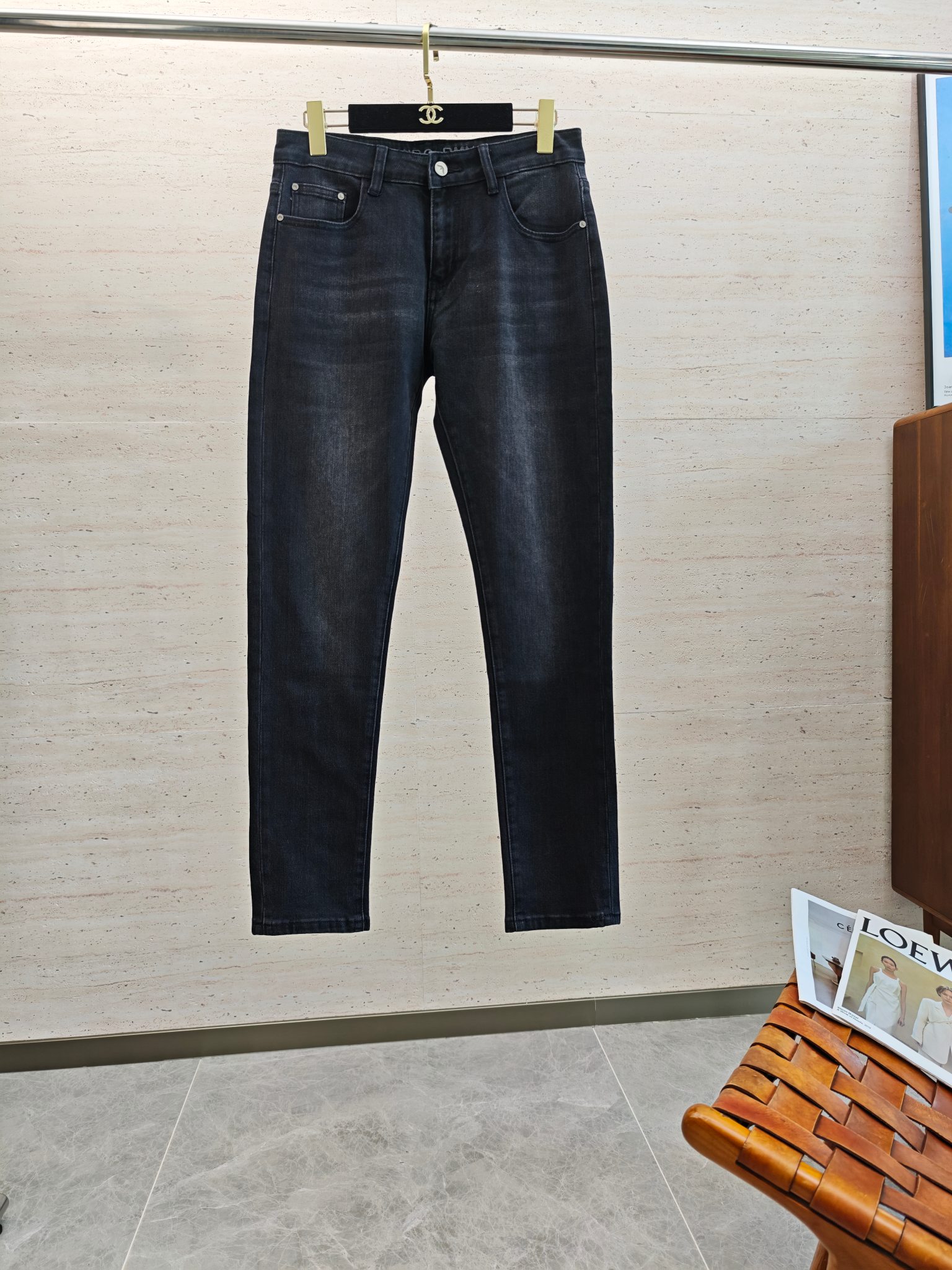 NO:571142,EA25S autumn and winter men's straight-leg jeans are made of cotton denim fabric. The texture is soft but not sagging, and it feels dry and tough. It has the classic iconic embossed logo and soul-like embellishment. All indicators are top-grade, which naturally brings an excellent upper body feel!  Code number: 29-38 No 37,,jeans,alexander wang19860909EA25S秋冬男士直筒牛仔裤棉质牛仔面料打造 质地柔软又不失筋骨,手感干爽有韧性 经典的标志性浮雕徽标,灵魂般的点缀 各项指标皆为上品,自然带来极佳的上身体感！码数:29-38 无37,,jeans,alexander wang,Men's clothing