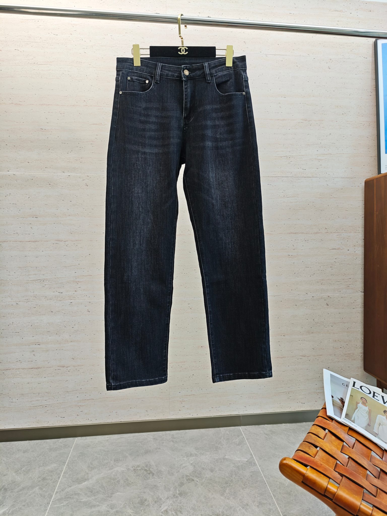 NO:569280,EA25S autumn and winter men's straight-leg jeans are made of cotton denim fabric. The texture is soft but not sagging, and it feels dry and tough. It has the classic iconic embossed logo and soul-like embellishment. All indicators are top-grade, which naturally brings an excellent upper body feel!  Code number: 29-38 No 37,,jeans,alexander wang19860909EA25S秋冬男士直筒牛仔裤棉质牛仔面料打造 质地柔软又不失筋骨,手感干爽有韧性 经典的标志性浮雕徽标,灵魂般的点缀 各项指标皆为上品,自然带来极佳的上身体感！码数:29-38 无37,,jeans,alexander wang,Men's clothing