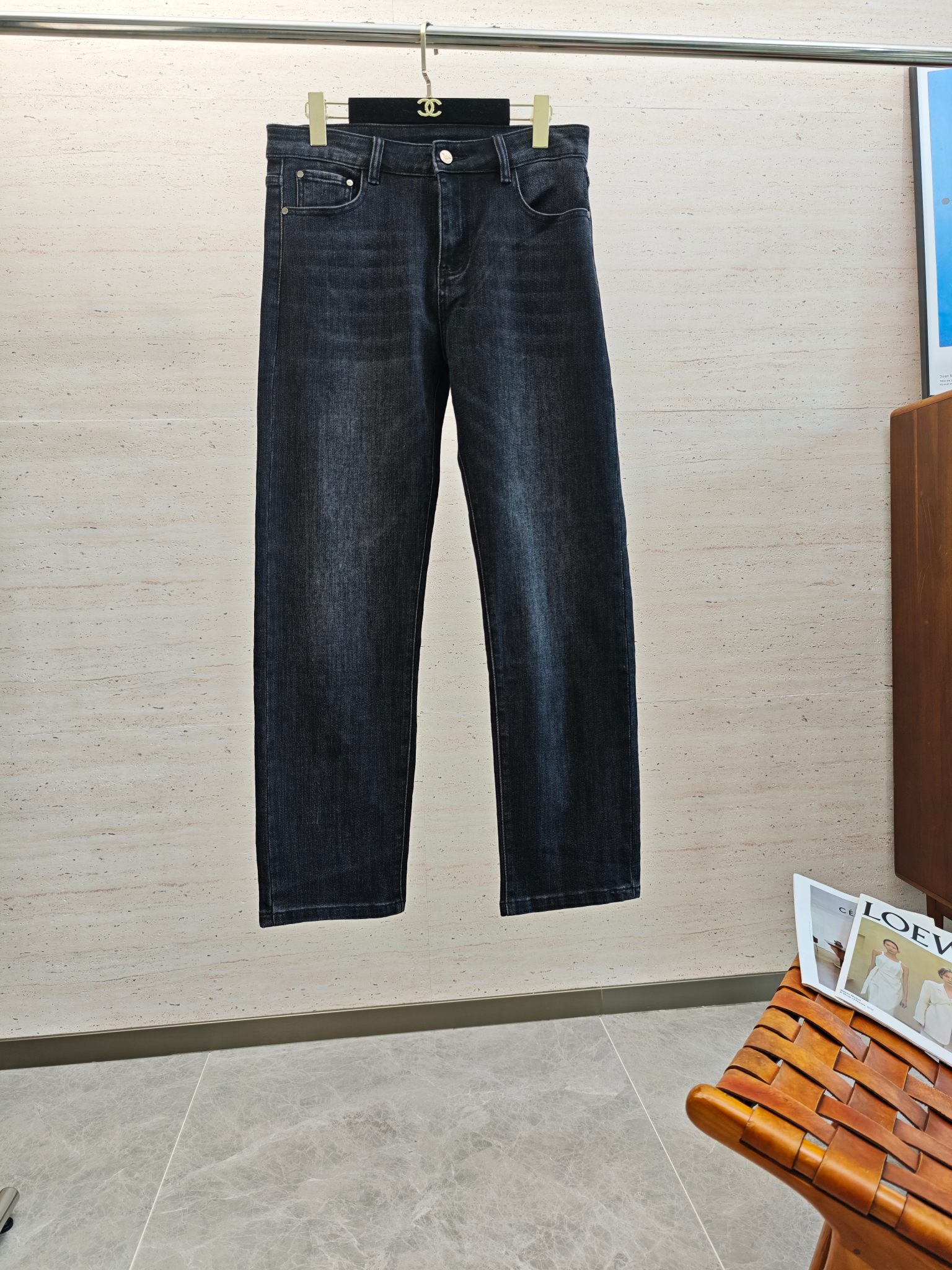 NO:571128,EA25S autumn and winter men's straight-leg jeans are made of cotton denim fabric. The texture is soft but not sagging, and it feels dry and tough. It has the classic iconic embossed logo and soul-like embellishment. All indicators are top-grade, which naturally brings an excellent upper body feel!  Code number: 29-38 No 37,,jeans,alexander wang19860909EA25S秋冬男士直筒牛仔裤棉质牛仔面料打造 质地柔软又不失筋骨,手感干爽有韧性 经典的标志性浮雕徽标,灵魂般的点缀 各项指标皆为上品,自然带来极佳的上身体感！码数:29-38 无37,,jeans,alexander wang,Men's clothing