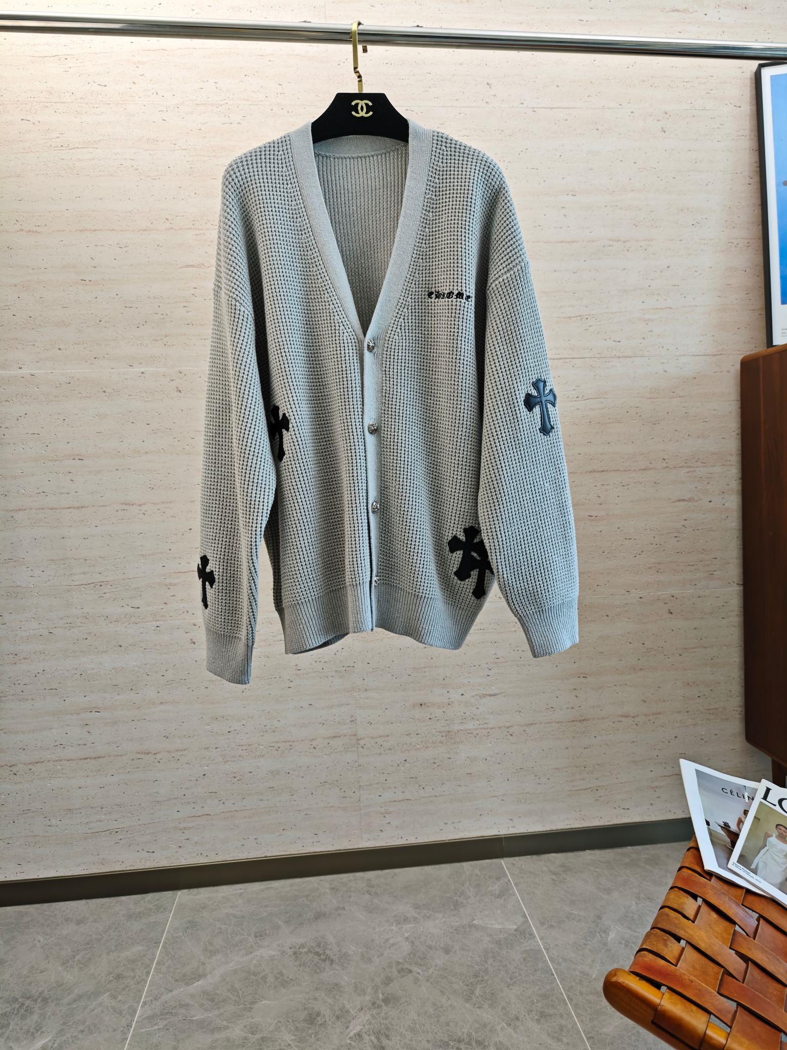 NO:571101,STON25S autumn and winter men's wool cardigan jacket.........standard equipment for autumn and winter, simple but not simple wool cardigan!  !  There is no lack of elegance at all. Whether it is worn alone or layered, it looks good with any combination of the upper body and it is perfect!  Selected high-quality wool blended texture, soft and comfortable to the touch... The version is slightly loose!  !  The upper body has a very good sense of comfort, without the restrictive feeling of a slim fit, and the contrasting lines of dropped shoulders!  !  Push...size M-3XL,,jackets & coats,alexander wang19860909STON25S秋冬男士羊毛开衫外套…………秋冬标配备,型简意不简羊毛开衫！！完全不乏贵气.不管是单穿还是内搭,上身随意搭配都好看,都非常完美！甄选优质羊毛混纺质地,手感柔软舒适…………版型属于微宽松！！上身有着很好舒适感,没有修身款束缚感,落肩式的撞色线条感！！推送...码数M-3XL,,jackets & coats,alexander wang,Men's clothing