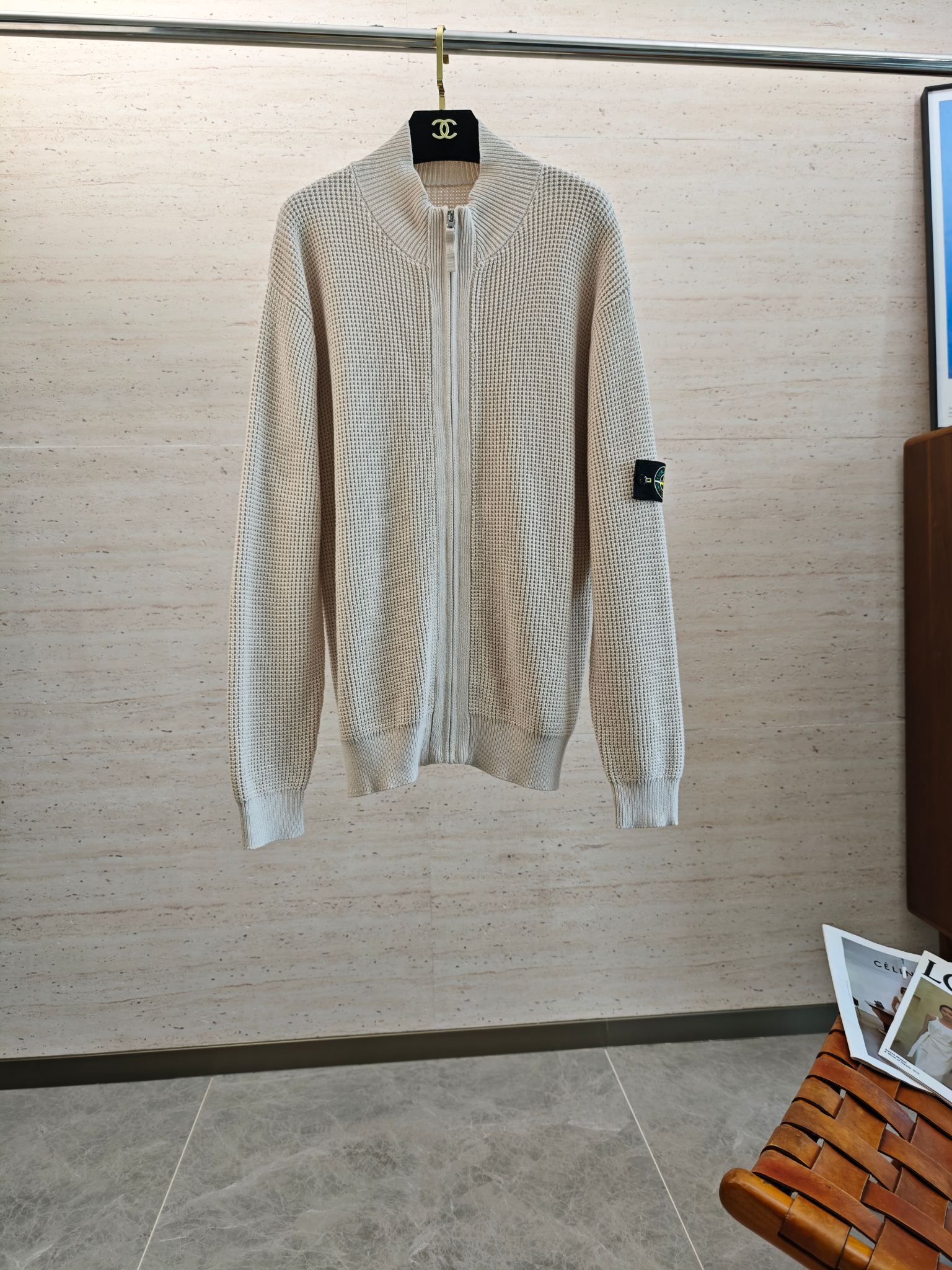 NO:571099,STON25S autumn and winter men's wool zipper jacket.........standard autumn and winter equipment, simple but not simple wool cardigan!  !  There is no lack of elegance at all. Whether it is worn alone or layered, it looks good with any combination of the upper body and it is perfect!  Selected high-quality wool blended texture, soft and comfortable to the touch... The version is slightly loose!  !  The upper body has a very good sense of comfort, without the restrictive feeling of a slim fit, and the contrasting lines of dropped shoulders!  !  Push...size M-3XL,,jackets & coats,alexander wang19860909STON25S秋冬男士羊毛拉链外套…………秋冬标配备,型简意不简羊毛开衫！！完全不乏贵气.不管是单穿还是内搭,上身随意搭配都好看,都非常完美！甄选优质羊毛混纺质地,手感柔软舒适…………版型属于微宽松！！上身有着很好舒适感,没有修身款束缚感,落肩式的撞色线条感！！推送...码数M-3XL,,jackets & coats,alexander wang,Men's clothing