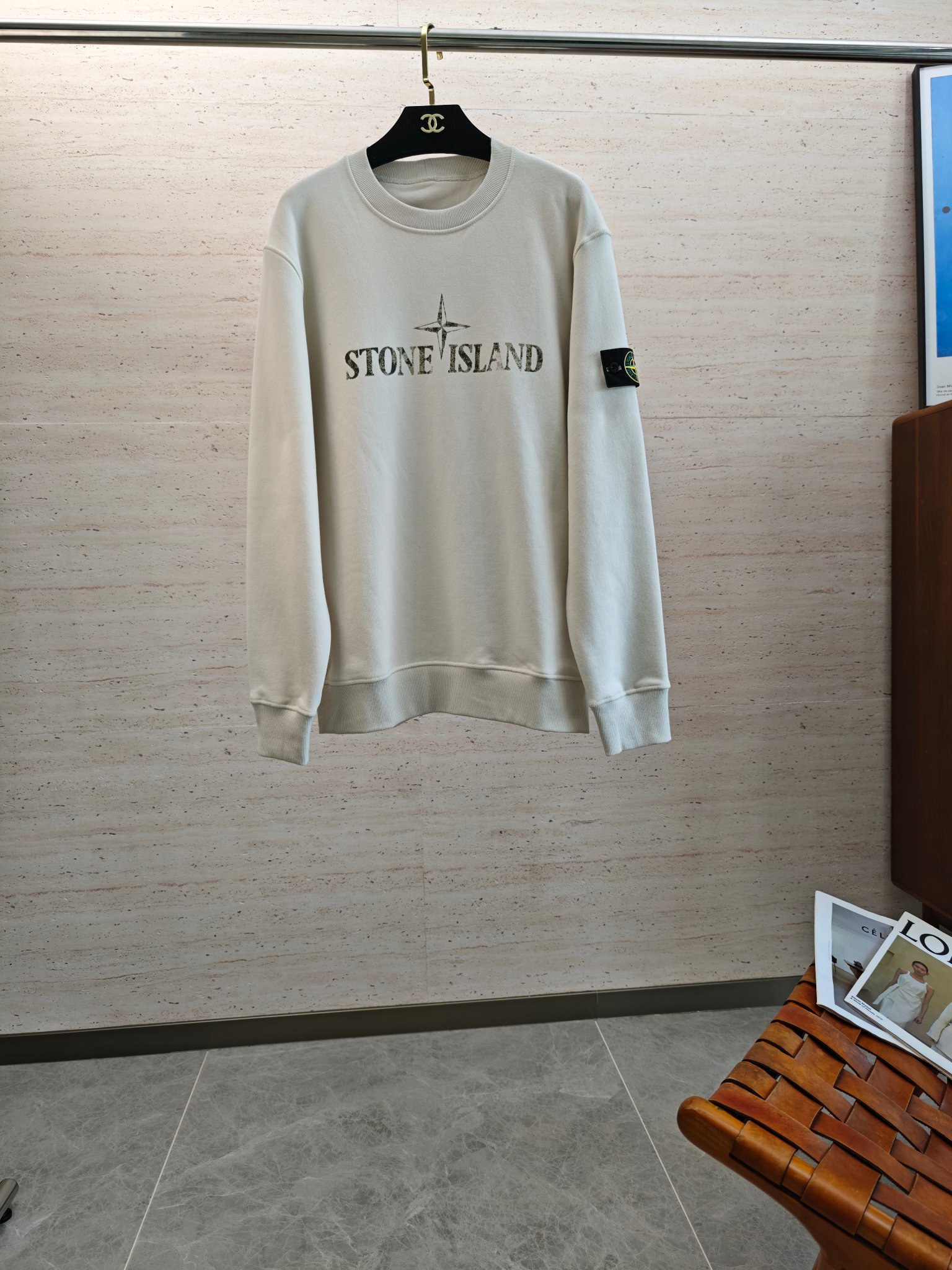 NO:571109,STON25SS autumn and winter men's round neck plus velvet long-sleeved sweatshirt... A versatile piece for commuting, it not only needs a simple style, but more importantly, its fabric texture can conquer the public and become a hot item!  Made of custom-supplied cotton, it has a close-to-skin feel. Secondly, the stiffness and drape are excellent. The moment you get the actual product, you will have an endless desire to repurchase!  !  !  Size M-5XL,,hoodie,sweatshirts,alexander wang19860909STON25SS秋冬季男士圆领加绒长袖卫衣.......通勤百搭款,不仅需要样式版型简洁 更重要是它的面料质感才能征服大众成为炙手可热的热门单品！客供棉质打造 绵密亲肤的触感,其次挺括感与垂坠感都相当出色,实物到手瞬间让你有无限回购的渴望！！！码数M-5XL,,hoodie,sweatshirts,alexander wang,Men's clothing