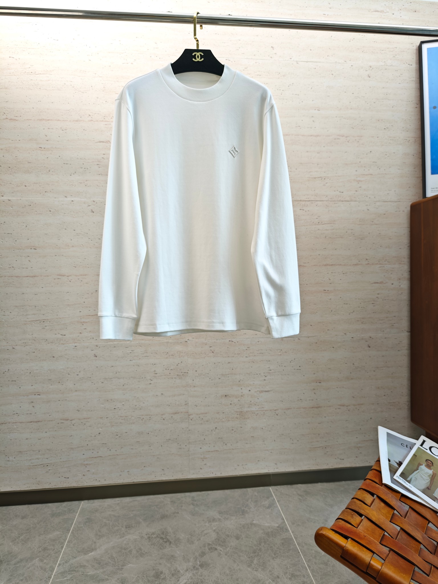 NO:571107,LV25SS men's round neck long-sleeved sweatshirt in autumn and winter... is a versatile style for commuting. It not only needs a simple style, but more importantly, its fabric texture can conquer the public and become a hot item!  Made of custom-supplied cotton, it has a close-to-skin feel. Secondly, the stiffness and drape are excellent. The moment you get the actual product, you will have an endless desire to repurchase!  !  !  Size M-5XL,,louis vuitton,hoodie,sweatshirts,alexander wang19860909LV25SS秋冬男士圆领长袖卫衣.......通勤百搭款,不仅需要样式版型简洁 更重要是它的面料质感才能征服大众成为炙手可热的热门单品！客供棉质打造 绵密亲肤的触感,其次挺括感与垂坠感都相当出色,实物到手瞬间让你有无限回购的渴望！！！码数M-5XL,,louis vuitton,hoodie,sweatshirts,alexander wang,Men's clothing