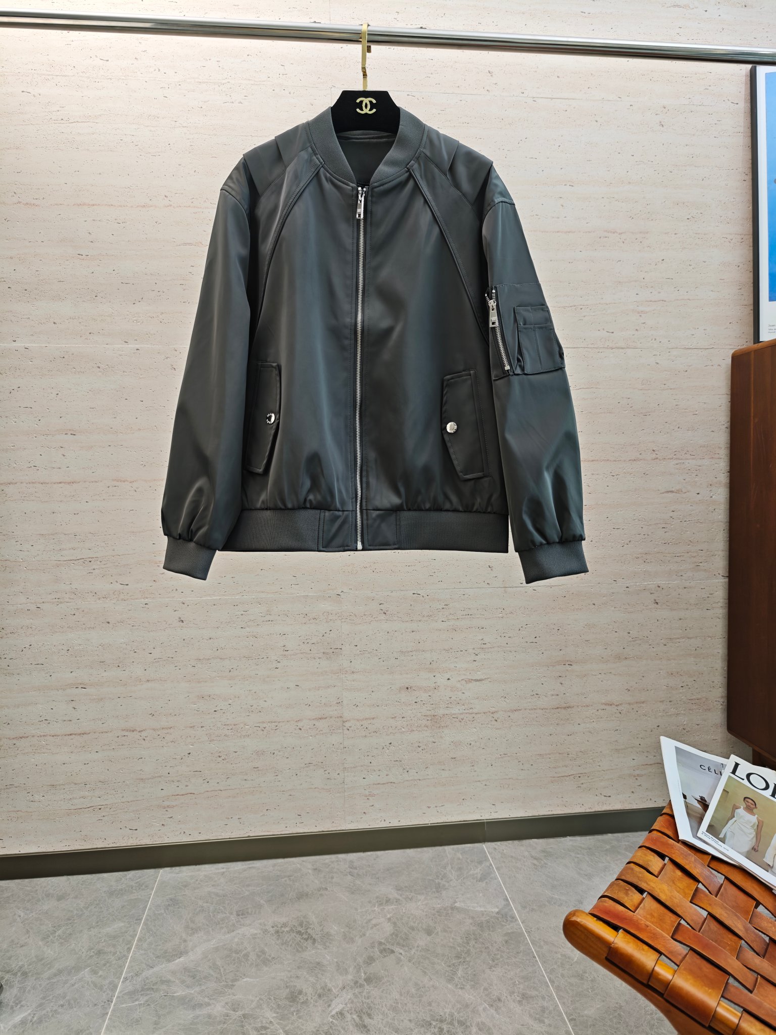 NO:571113,PRA25S new men's lapel jacket... An absolutely heavy-duty top-notch item, with a classic color and modern wardrobe injection... Very high-end texture, extremely wearable and excellent scratch resistance... Size M-3XL,, prada, jackets & coats, alexander wang19860909PRA25S新款男士翻领外套........一款绝对重工的顶级单品,颜色经典衣橱注入现代新意.......非常高档次的质地,实穿性极高 挺刮性极好..码数M-3XL,,prada,jackets & coats,alexander wang,Men's clothing