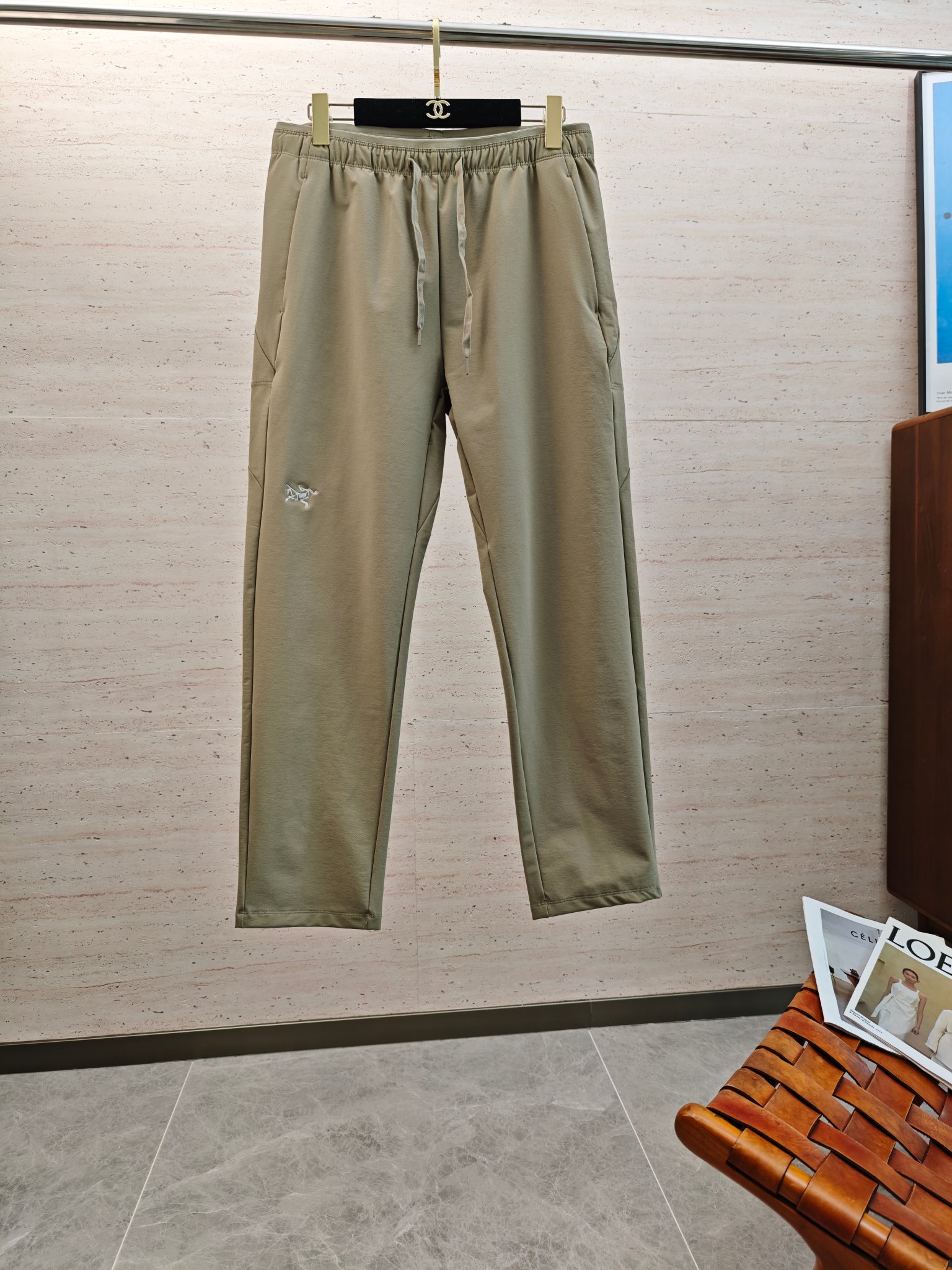 NO:571103,ARC25S men's casual leggings trousers, the latest upper body style, invincible!  You can definitely close your eyes and close your eyes. This type of pants is very versatile and has an elastic waist. It can be worn for daily work and outdoor sports. It is the perfect combination of fashion and leisure and outdoor sports, so it is your best choice whether you wear it daily or outdoors. Extreme comfort and quick perspiration are the most popular focus, which improves the wearing comfort and is suitable for aerobic exercise and cross-country running conditions. This type of running casual pants has an extremely wide range of applications, allowing you to naturally maintain your love for sports in the summer, and can also be worn in leisure life.  Size M-5XL,,alexander wang19860909ARC25S男士休闲束脚长裤 最新款上身版型无敌正！绝对可以闭眼收的一款,此款裤子非常百搭,弹力腰围,日常上班 户外运动都可以穿着,是时尚休闲与户外运动的完美结合,所以无论您平时穿或者户外穿都是您的最佳选择. 极致舒适和快速排汗是备受青睐的重点,提升穿着舒适度,适合有氧运动和越野跑条件下穿着,此款是一件适用范围极其广泛的跑步休闲裤,让你在夏天自然可以保持对运动热爱,也可以在休闲 生活中穿着 尺码M-5XL,,alexander wang,Men's clothing