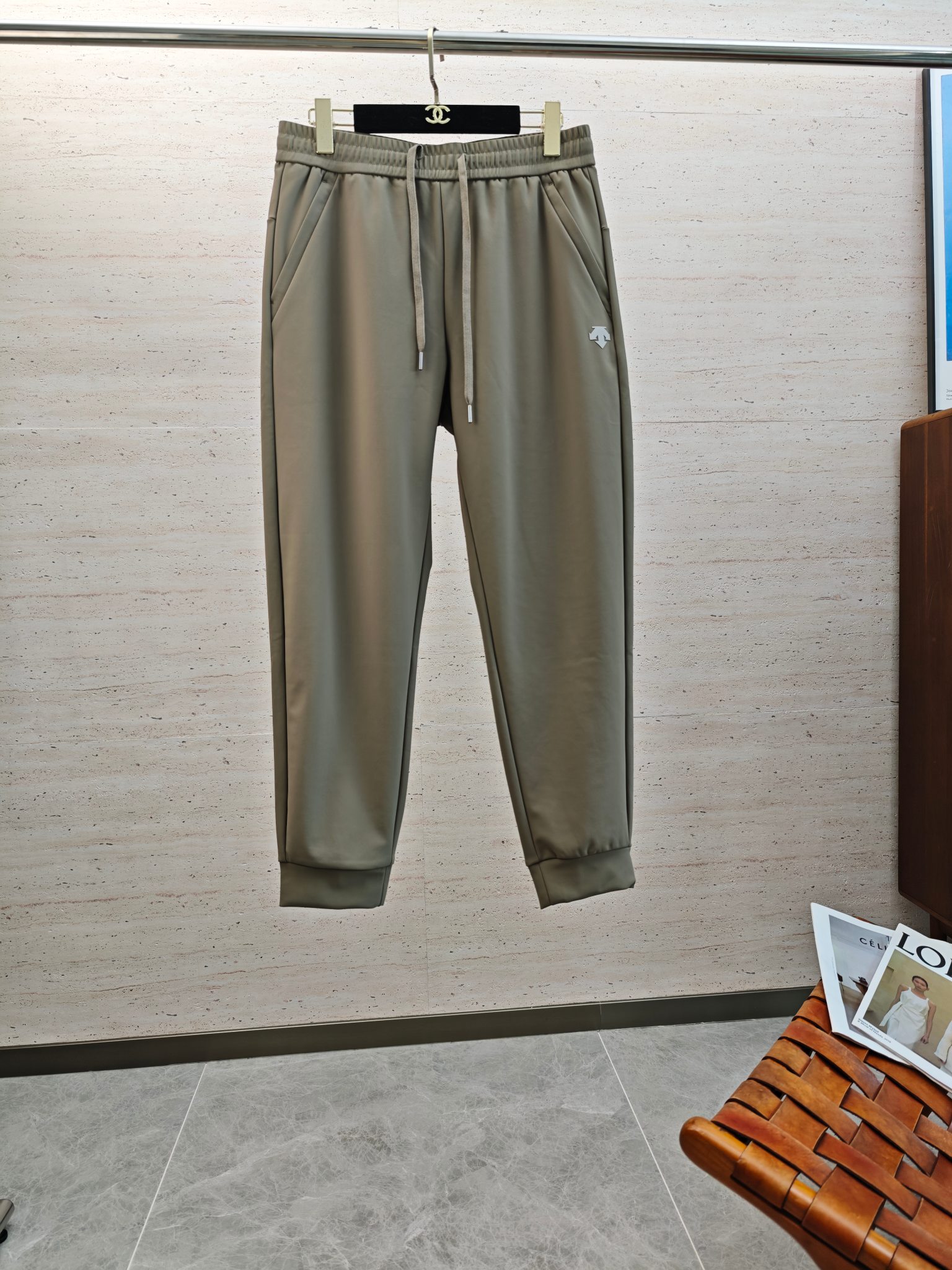 NO:571105,DES25S men's casual leggings trousers, the latest upper body style, invincible!  You can definitely close your eyes and close your eyes. This type of pants is very versatile and has an elastic waist. It can be worn for daily work and outdoor sports. It is the perfect combination of fashion and leisure and outdoor sports, so it is your best choice whether you wear it daily or outdoors. Extreme comfort and quick perspiration are the most popular focus, which improves the wearing comfort and is suitable for aerobic exercise and cross-country running conditions. This type of running casual pants has an extremely wide range of applications, allowing you to naturally maintain your love for sports in the summer, and can also be worn in leisure life.  Size M-5XL,,alexander wang19860909DES25S男士休闲束脚长裤 最新款上身版型无敌正！绝对可以闭眼收的一款,此款裤子非常百搭,弹力腰围,日常上班 户外运动都可以穿着,是时尚休闲与户外运动的完美结合,所以无论您平时穿或者户外穿都是您的最佳选择. 极致舒适和快速排汗是备受青睐的重点,提升穿着舒适度,适合有氧运动和越野跑条件下穿着,此款是一件适用范围极其广泛的跑步休闲裤,让你在夏天自然可以保持对运动热爱,也可以在休闲 生活中穿着 尺码M-5XL,,alexander wang,Men's clothing