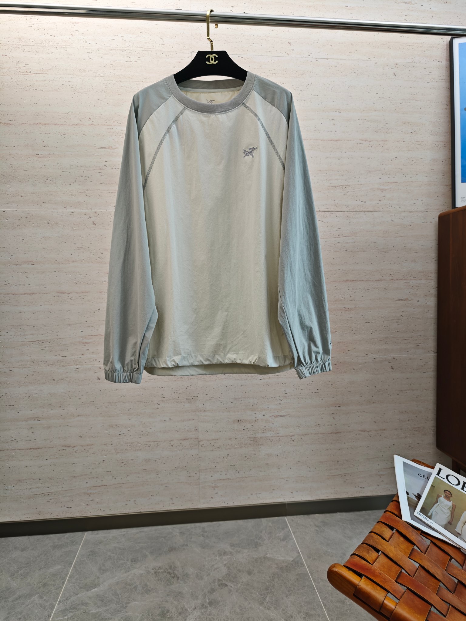 NO:571143,DES25SS Autumn and Winter men's round neck long-sleeved sweatshirt... A versatile piece for commuting, it not only needs a simple style, but more importantly, its fabric texture can conquer the public and become a hot item!  Made of custom-supplied cotton, it has a close-to-skin feel. Secondly, the stiffness and drape are excellent. The moment you get the actual product, you will have an endless desire to repurchase!  !  !  Size S-2XL,,hoodie,sweatshirts,alexander wang19860909DES25SS秋冬男士圆领长袖卫衣.......通勤百搭款,不仅需要样式版型简洁 更重要是它的面料质感才能征服大众成为炙手可热的热门单品！客供棉质打造 绵密亲肤的触感,其次挺括感与垂坠感都相当出色,实物到手瞬间让你有无限回购的渴望！！！码数S-2XL,,hoodie,sweatshirts,alexander wang,Men's clothing