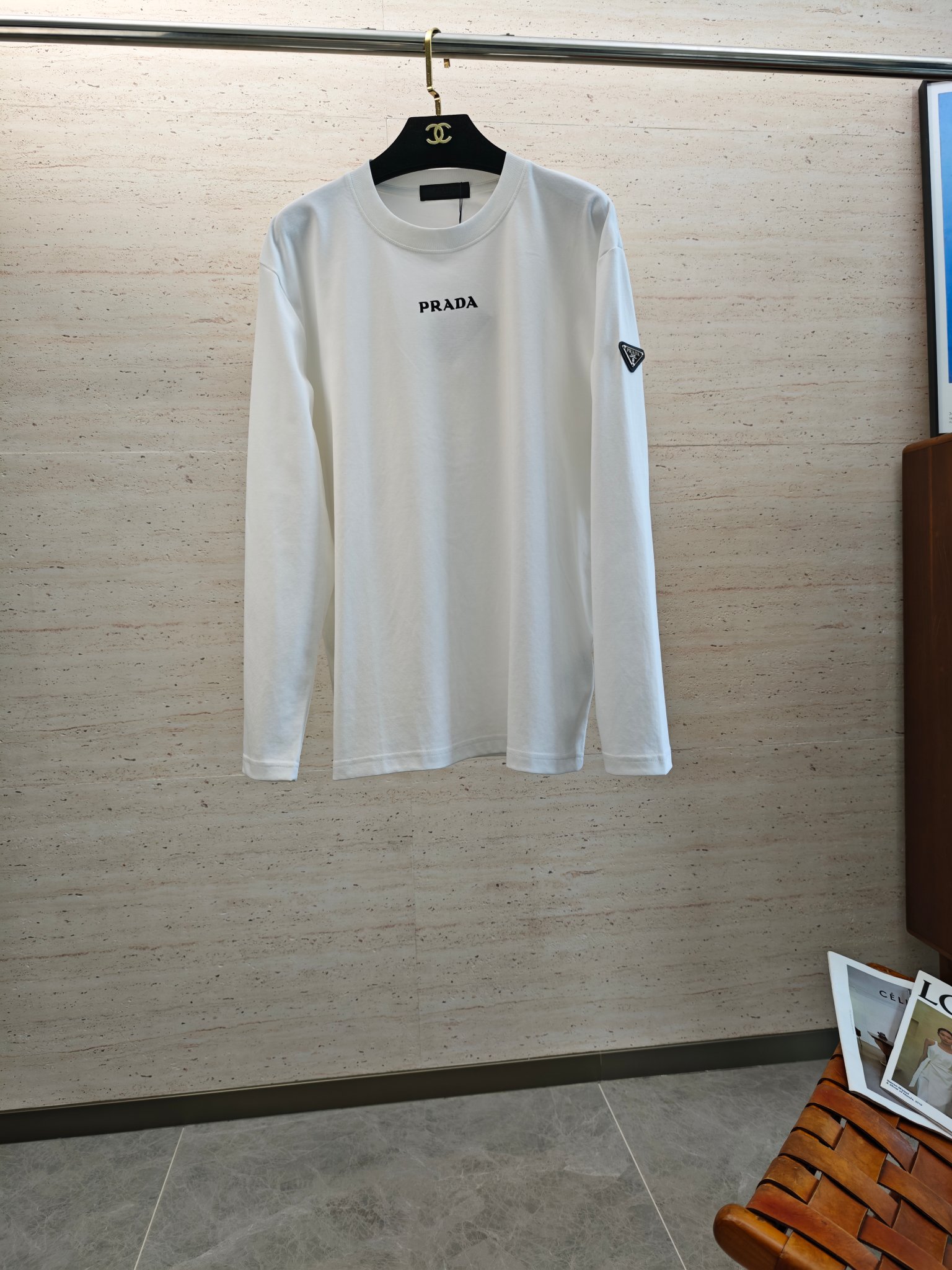 NO:571129,PRA25SS autumn and winter men's round neck long-sleeved sweatshirt... A versatile piece for commuting, it not only needs a simple style, but more importantly, its fabric texture can conquer the public and become a hot item!  Made of custom-supplied cotton, it has a close-to-skin feel. Secondly, the stiffness and drape are excellent. The moment you get the actual product, you will have an endless desire to repurchase!  !  !  Size M-3XL,,prada,hoodie,sweatshirts,alexander wang19860909PRA25SS秋冬男士圆领长袖卫衣.......通勤百搭款,不仅需要样式版型简洁 更重要是它的面料质感才能征服大众成为炙手可热的热门单品！客供棉质打造 绵密亲肤的触感,其次挺括感与垂坠感都相当出色,实物到手瞬间让你有无限回购的渴望！！！码数M-3XL,,prada,hoodie,sweatshirts,alexander wang,Men's clothing