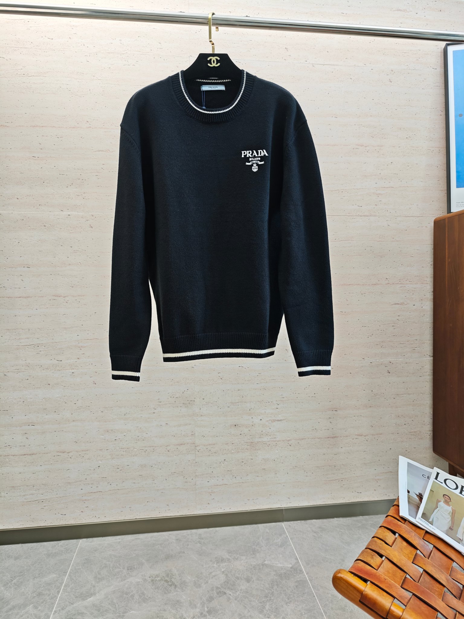 NO:571139,PRA25S autumn and winter men's round neck sweater is very amazing. The wool fabric supplied by customers has excellent breathability and warmth. Even if it is worn close to the body, it will not feel prickly. The comfort level is definitely beyond your imagination. You will understand when you get the actual product!  !  !  Code number 48-56,,prada,sweaters,alexander wang19860909PRA25S秋冬男士圆领毛衣,十分惊艳,客供羊毛面料 拥有优越的透气性与保暖性,即便是贴身穿着也不会有扎刺感可言,舒适程度绝对超乎你的想象,实物到手你就会懂得！！！码数48-56,,prada,sweaters,alexander wang,Men's clothing