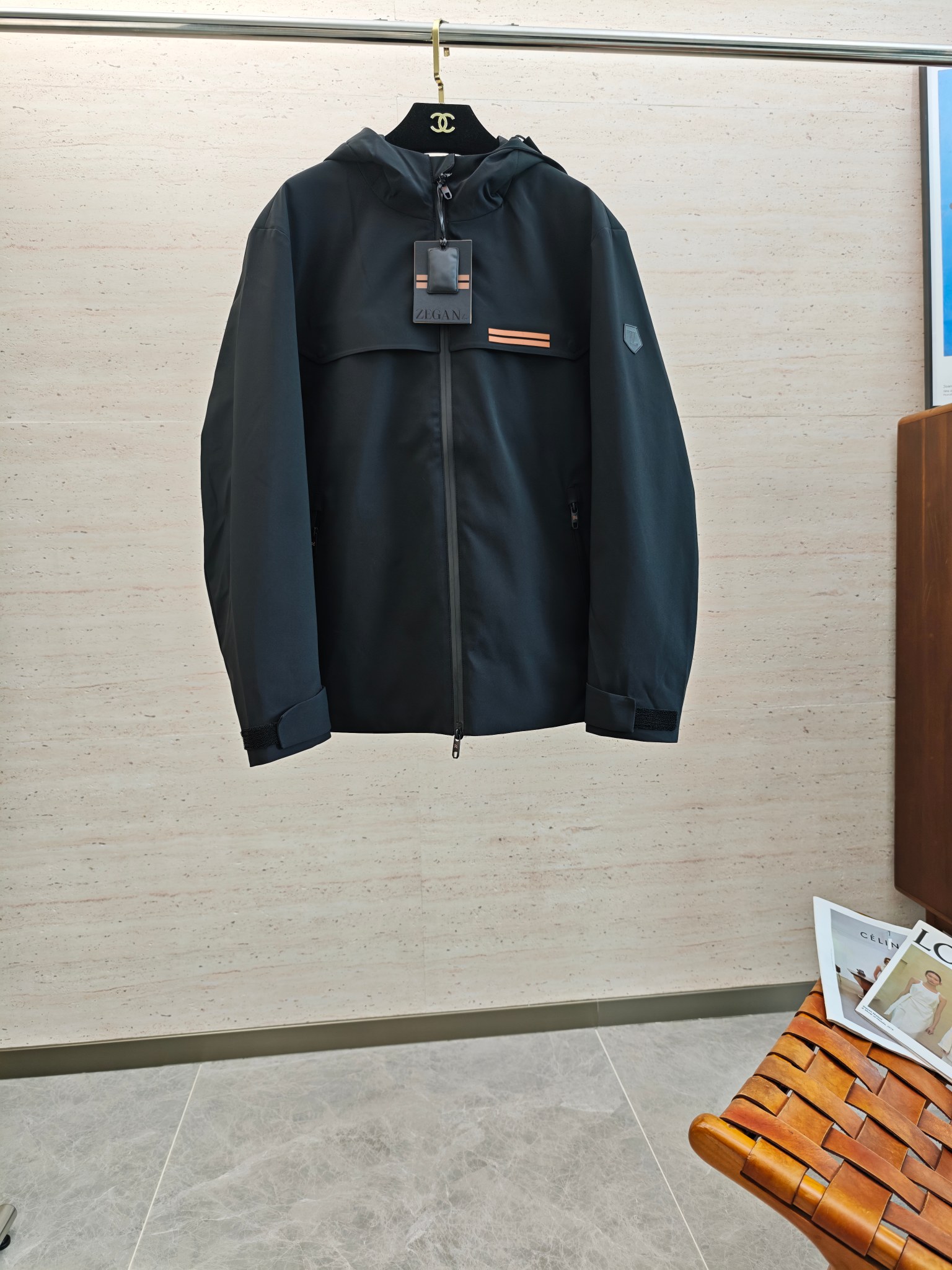 NO:571117,ZZ 25S winter men's hooded jacket, down jacket... Decorated with felt embroidery design on the sleeves and arms, structural tailoring changes to show men's diverse image changes, slim fit and neat tailoring, meeting the current trend of multi-layered wear, versatile style for life!  !  !  Size 48-56,,jackets & coats,jackets & coats,down jacket,hats,alexander wang19860909ZZ 25S冬季男士连帽夹克羽绒服外套.......饰有袖臂毡毛刺绣设计,结构性剪裁的改变来展现男士多样的形象变化,修身利落剪裁合体,满足时下正流行的多层次穿搭,生活百搭款式！！！码数48-56,,jackets & coats,jackets & coats,down jacket,hats,alexander wang,Men's clothing