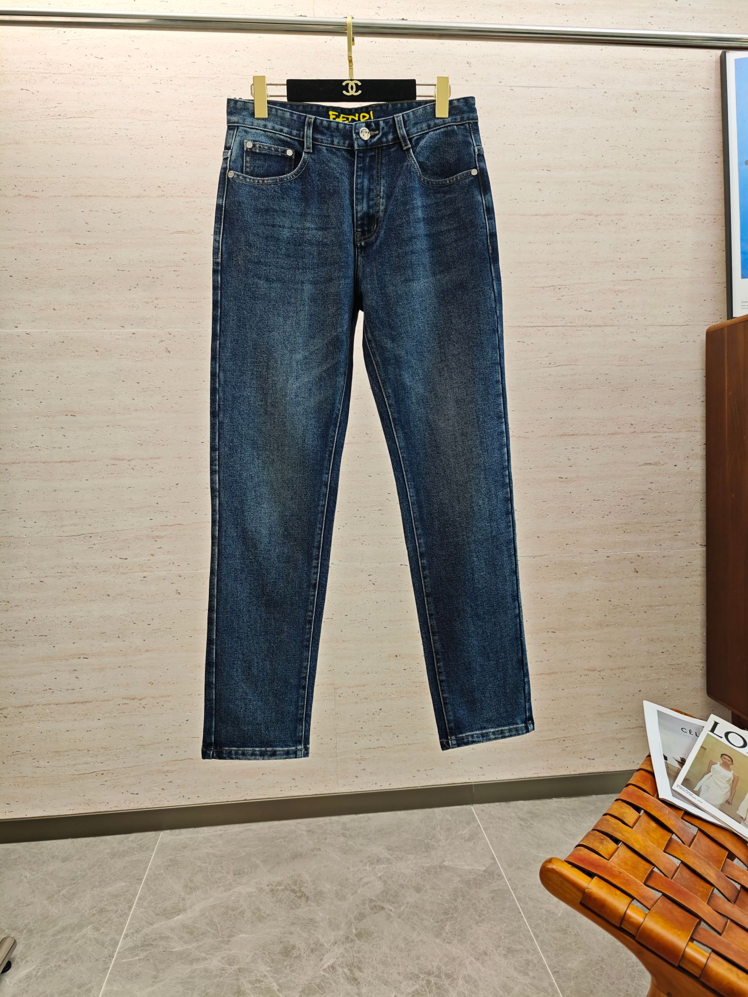 NO:571126,FEND25S autumn men's straight jeans...Made of cotton denim fabric. The texture is soft but not sagging. It feels dry and tough. The classic iconic embossed logo and soul-like embellishment. All indicators are top-grade, which naturally brings an excellent upper body feel!  !  !  Code number: 29-40,,fendi,jeans,alexander wang19860909FEND25S秋季男士直筒牛仔裤…棉质牛仔面料打造 质地柔软又不失筋骨,手感干爽有韧性 经典的标志性浮雕徽标,灵魂般的点缀 各项指标皆为上品,自然带来极佳的上身体感！！！码数: 29-40,,fendi,jeans,alexander wang,Men's clothing