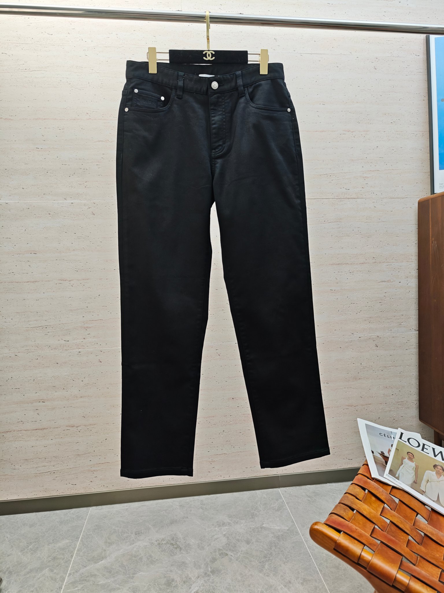 NO:573900,CD25S autumn and winter men's composite knitted jeans... Made of composite knitted fabric, the texture is soft but not sagging, and it feels dry and tough. The classic iconic embossed logo, soul-like embellishment, all indicators are top-grade, naturally bringing an excellent upper body feel!  !  !  Code number: 30-38 no 37,,jeans,alexander wang19860909CD25S秋冬男士复合针织牛仔裤…复合针织面料打造 质地柔软又不失筋骨,手感干爽有韧性 经典的标志性浮雕徽标,灵魂般的点缀 各项指标皆为上品,自然带来极佳的上身体感！！！码数: 30-38无37,,jeans,alexander wang,Men's clothing