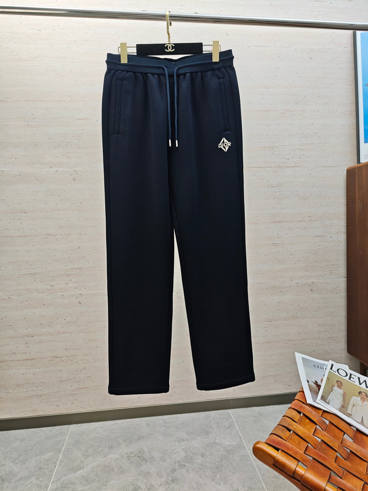 NO:573903,CD25S men's autumn and winter casual drawstring straight trousers, the latest upper body style, invincible!  You can definitely close your eyes and close your eyes. This type of pants is very versatile and has an elastic waist. It can be worn for daily work and outdoor sports. It is the perfect combination of fashion and leisure and outdoor sports, so it is your best choice whether you wear it daily or outdoors. Extreme comfort and quick perspiration are the most popular focus, which improves the wearing comfort and is suitable for aerobic exercise and cross-country running conditions. This type of running casual pants has an extremely wide range of applications, allowing you to naturally maintain your love for sports in the summer, and can also be worn in leisure life.  Size M-3XL,,alexander wang19860909CD25S男士秋冬休闲抽绳直筒长裤 最新款上身版型无敌正！绝对可以闭眼收的一款,此款裤子非常百搭,弹力腰围,日常上班 户外运动都可以穿着,是时尚休闲与户外运动的完美结合,所以无论您平时穿或者户外穿都是您的最佳选择. 极致舒适和快速排汗是备受青睐的重点,提升穿着舒适度,适合有氧运动和越野跑条件下穿着,此款是一件适用范围极其广泛的跑步休闲裤,让你在夏天自然可以保持对运动热爱,也可以在休闲 生活中穿着 尺码M-3XL,,alexander wang,Men's clothing