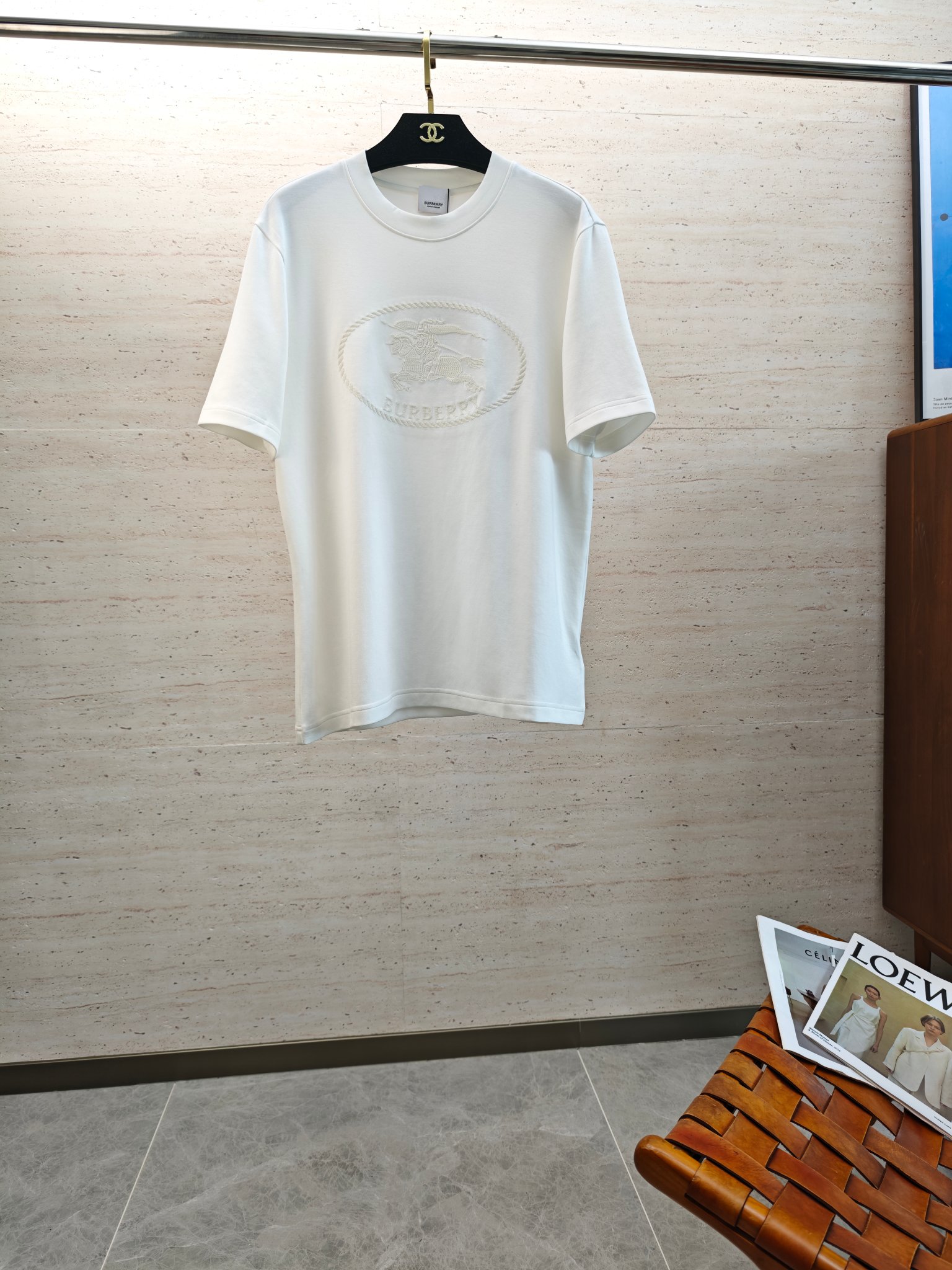 NO:597641,BUR25S autumn men's round neck short sleeves are very stunning. Made of custom-supplied wool modal fabric. It has excellent breathability and warmth. Even if it is worn close to the body, it will not feel prickly. The comfort level is definitely beyond your imagination. You will understand when you get the actual product!  !  !  Size 48-56,,burberry,T-shirt,alexander wang19860909BUR25S秋季男士圆领短袖,十分惊艳,客供羊毛莫代面料打造 拥有优越的透气性与保暖性,即便是贴身穿着也不会有扎刺感可言,舒适程度绝对超乎你的想象,实物到手你就会懂得！！！码数48-56,,burberry,T-shirt,alexander wang,Men's clothing