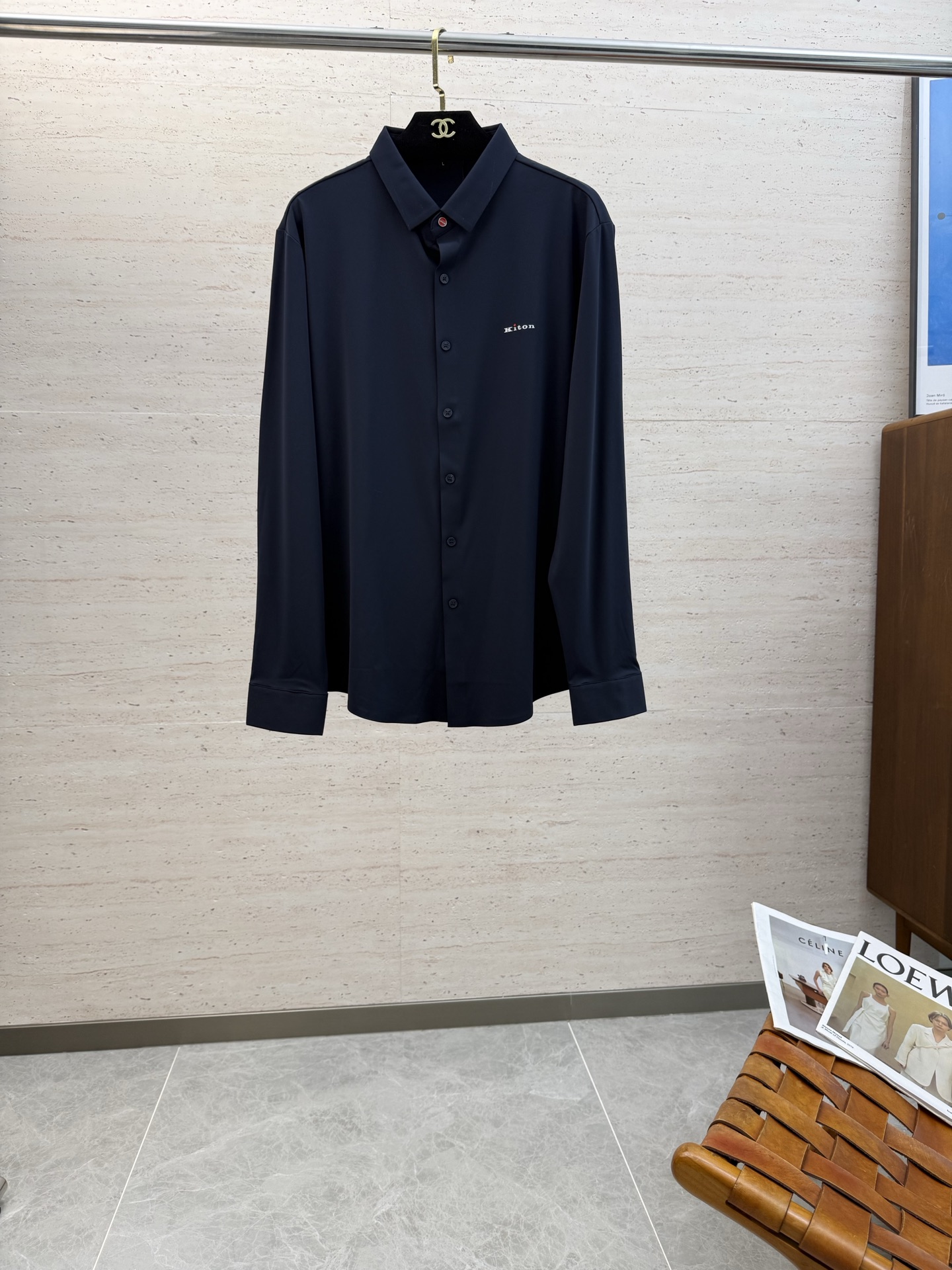 NO:573044,Kiton25SS autumn and winter men's long-sleeved shirt...custom-supplied cotton fabric with high density, silky and delicate touch, excellent fit comfort and breathability, which can help you cope with the four-season wear and match... The classic LOGO on the body gives you a new artistic conception... The basic fit is cut, the muscles and bones are stiff and upright, and the upper body has an elegant and extraordinary temperament. It is effortless for daily business and casual matching!  !  !  Size M-3XL,,shirts,alexander wang19860909Kiton25SS秋冬男士长袖衬衫......客供棉质面料 密度高触感丝滑细腻 贴身舒适度与透气性都相当出色,能够伴你从容的应对四季穿着搭配.....衣身经典LOGO,给予全新意境遐想.......基础合体的版型裁剪,版型筋骨硬挺立正,上身气质儒雅不凡,对于日常商务休闲搭配不费吹灰之力！！！码数 M-3XL,,shirts,alexander wang,Men's clothing