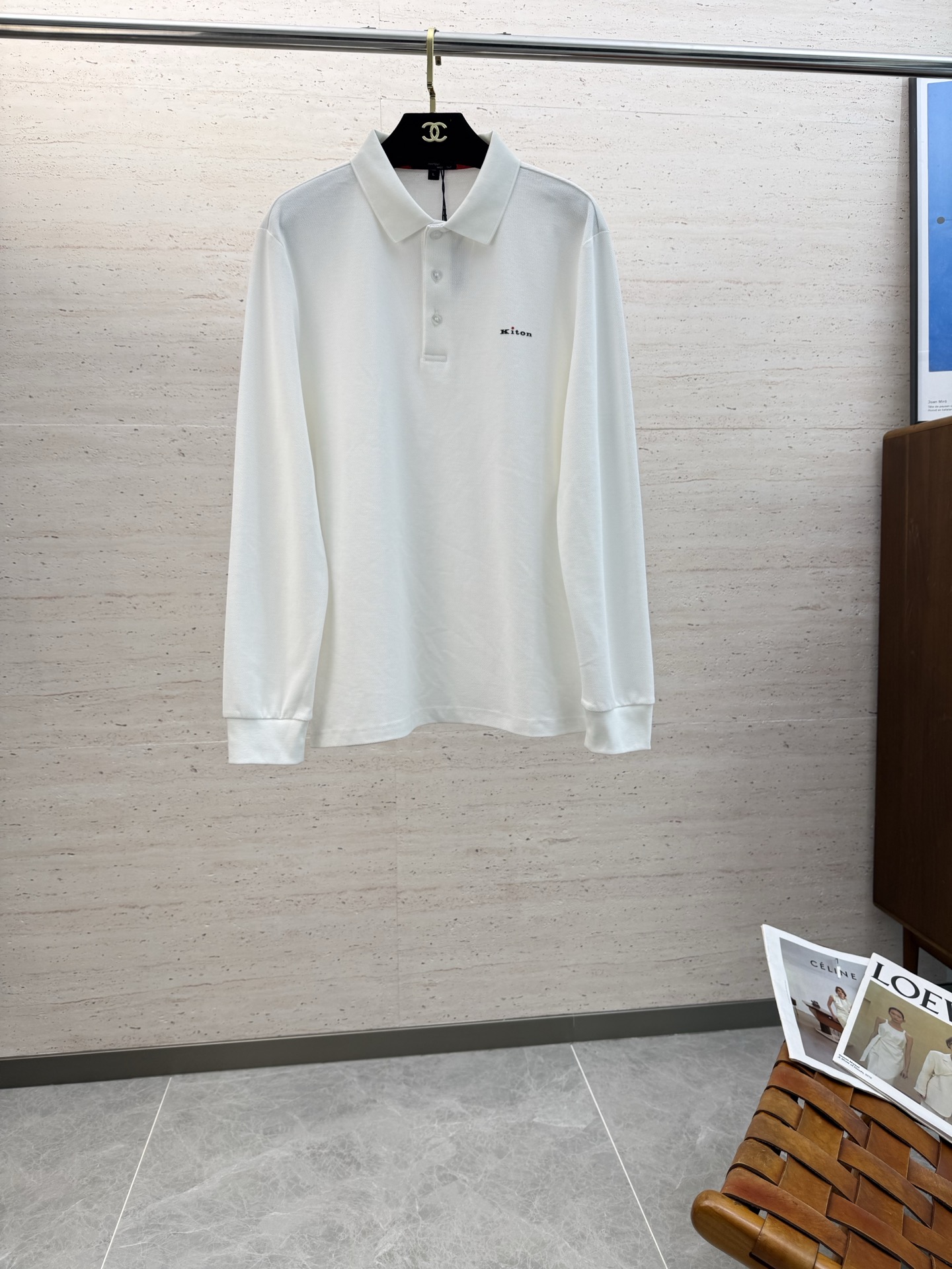 NO:573892,Kiton25S autumn and winter men's long-sleeved POLO with the iconic LOGO on the chest. The overall look is very light business casual!  Pure cotton fabric, the upper body is light, comfortable and smooth. It is a piece that you will definitely feel is worth your money!  !  !  Size M-3XL,,alexander wang19860909Kiton25S秋冬男士长袖POLO 胸前标志性LOGO徽标 整体非常的轻商务休闲！纯棉面料,上身轻盈舒适顺滑 到手绝对让你觉得物有所值的一件单品！！！ 码数M-3XL,,alexander wang,Men's clothing