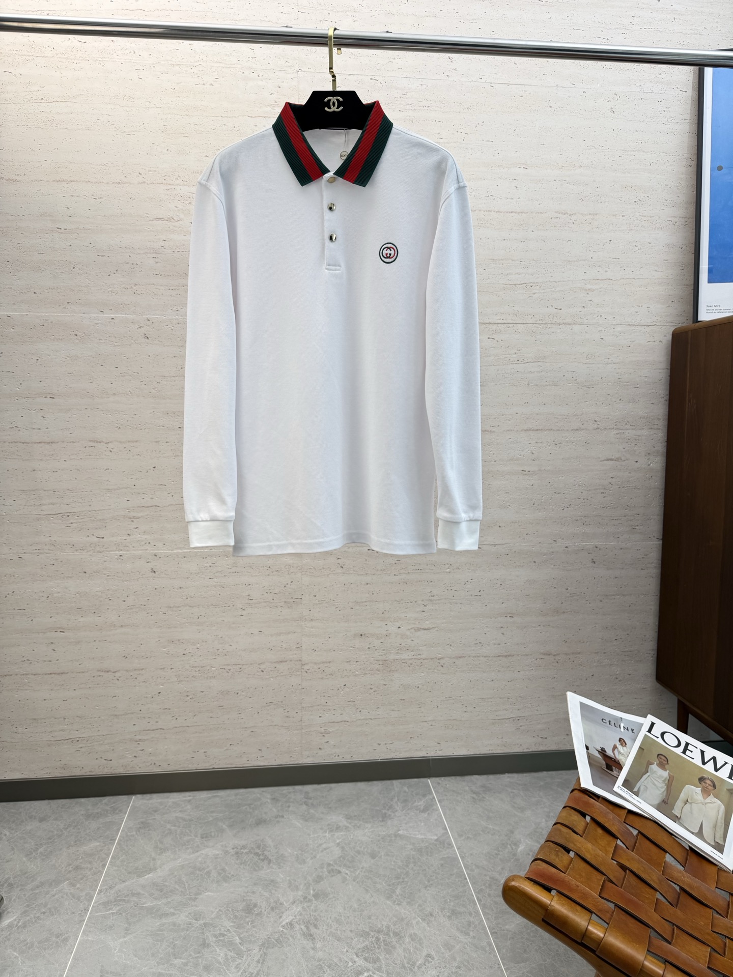 NO:573042,GU25S autumn and winter men's long-sleeved POLO with the iconic LOGO on the chest. The overall look is very light business casual!  Pure cotton fabric, the upper body is light, comfortable and smooth. It is a piece that you will definitely feel is worth your money!  !  !  Size M-3XL,,alexander wang19860909GU25S秋冬男士长袖POLO 胸前标志性LOGO徽标 整体非常的轻商务休闲！纯棉面料,上身轻盈舒适顺滑 到手绝对让你觉得物有所值的一件单品！！！ 码数M-3XL,,alexander wang,Men's clothing