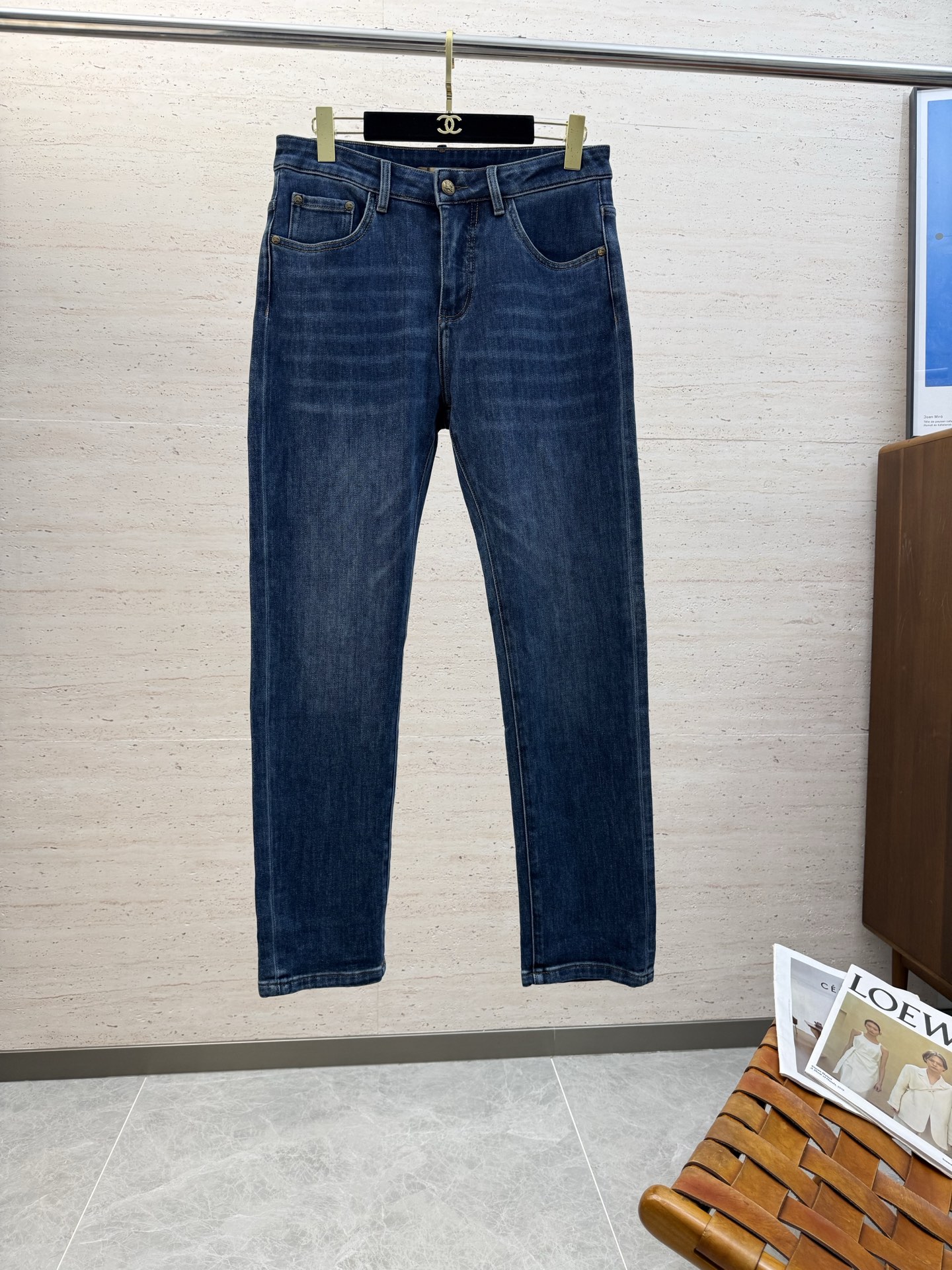 NO:573038,BUR25S autumn and winter men's straight jeans...Made of cotton denim fabric. The texture is soft but not sagging. It feels dry and tough. The classic iconic embossed logo and soul-like embellishment. All indicators are top-grade, which naturally brings an excellent upper body feel!  !  !  Code number: 29-38,,burberry,jeans,alexander wang19860909BUR25S秋冬男士直筒牛仔裤…棉质牛仔面料打造 质地柔软又不失筋骨,手感干爽有韧性 经典的标志性浮雕徽标,灵魂般的点缀 各项指标皆为上品,自然带来极佳的上身体感！！！码数: 29-38,,burberry,jeans,alexander wang,Men's clothing