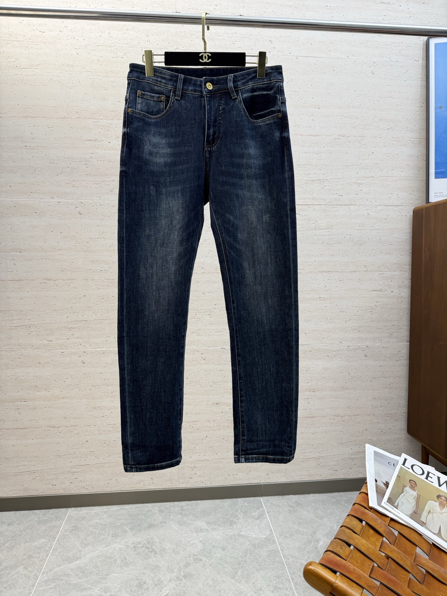 NO:573895,CD25S autumn and winter men's straight jeans...Made of cotton denim fabric. The texture is soft but not sagging. It feels dry and tough. The classic iconic embossed logo and soul-like embellishment. All indicators are top-grade, which naturally brings an excellent upper body feel!  !  !  Code number: 29-38,,jeans,alexander wang19860909CD25S秋冬男士直筒牛仔裤…棉质牛仔面料打造 质地柔软又不失筋骨,手感干爽有韧性 经典的标志性浮雕徽标,灵魂般的点缀 各项指标皆为上品,自然带来极佳的上身体感！！！码数: 29-38,,jeans,alexander wang,Men's clothing