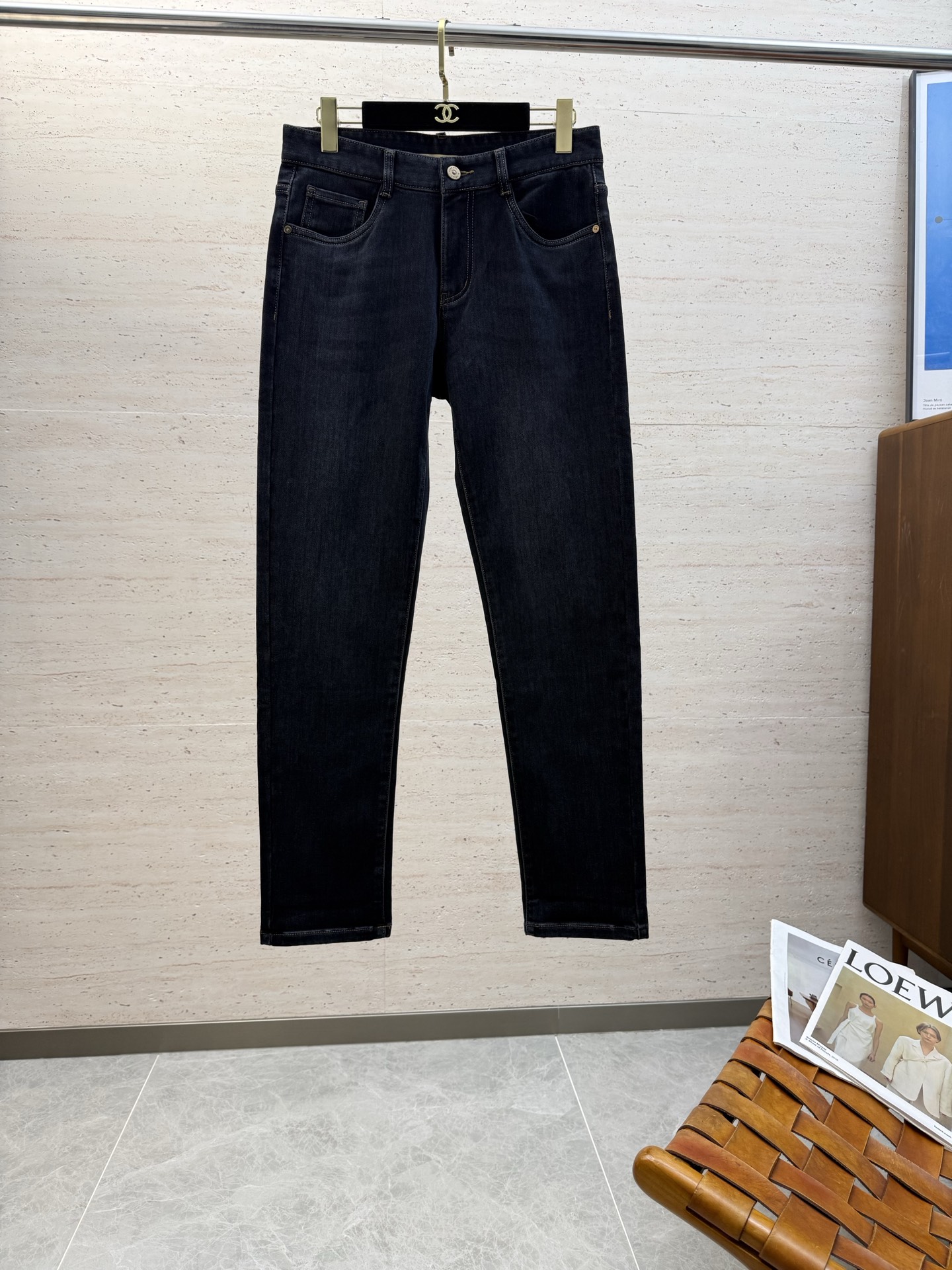 NO:573034,BUR25S autumn and winter men's straight jeans...Made of cotton denim fabric. The texture is soft but not sagging. It feels dry and tough. The classic iconic embossed logo and soul-like embellishment. All indicators are top-grade, which naturally brings an excellent upper body feel!  !  !  Code number: 29-38,,burberry,jeans,alexander wang19860909BUR25S秋冬男士直筒牛仔裤…棉质牛仔面料打造 质地柔软又不失筋骨,手感干爽有韧性 经典的标志性浮雕徽标,灵魂般的点缀 各项指标皆为上品,自然带来极佳的上身体感！！！码数: 29-38,,burberry,jeans,alexander wang,Men's clothing