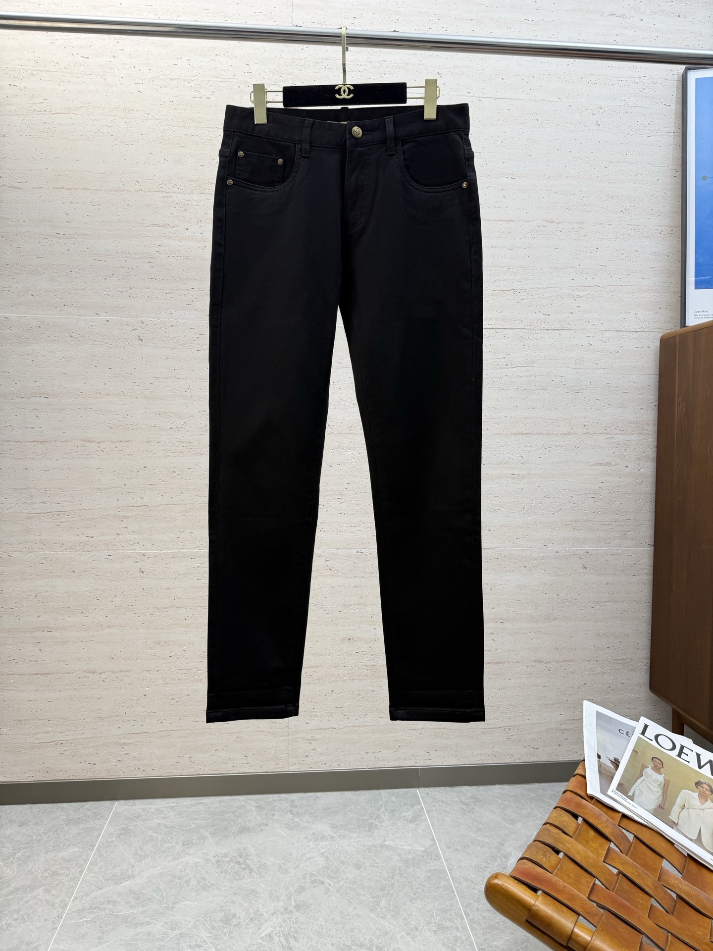 NO:573915,BUR25S autumn and winter men's straight jeans...Made of cotton denim fabric. The texture is soft but not sagging. It feels dry and tough. The classic iconic embossed logo and soul-like embellishment. All indicators are top-grade, which naturally brings an excellent upper body feel!  !  !  Code number: 29-38,,burberry,jeans,alexander wang19860909BUR25S秋冬男士直筒牛仔裤…棉质牛仔面料打造 质地柔软又不失筋骨,手感干爽有韧性 经典的标志性浮雕徽标,灵魂般的点缀 各项指标皆为上品,自然带来极佳的上身体感！！！码数: 29-38,,burberry,jeans,alexander wang,Men's clothing