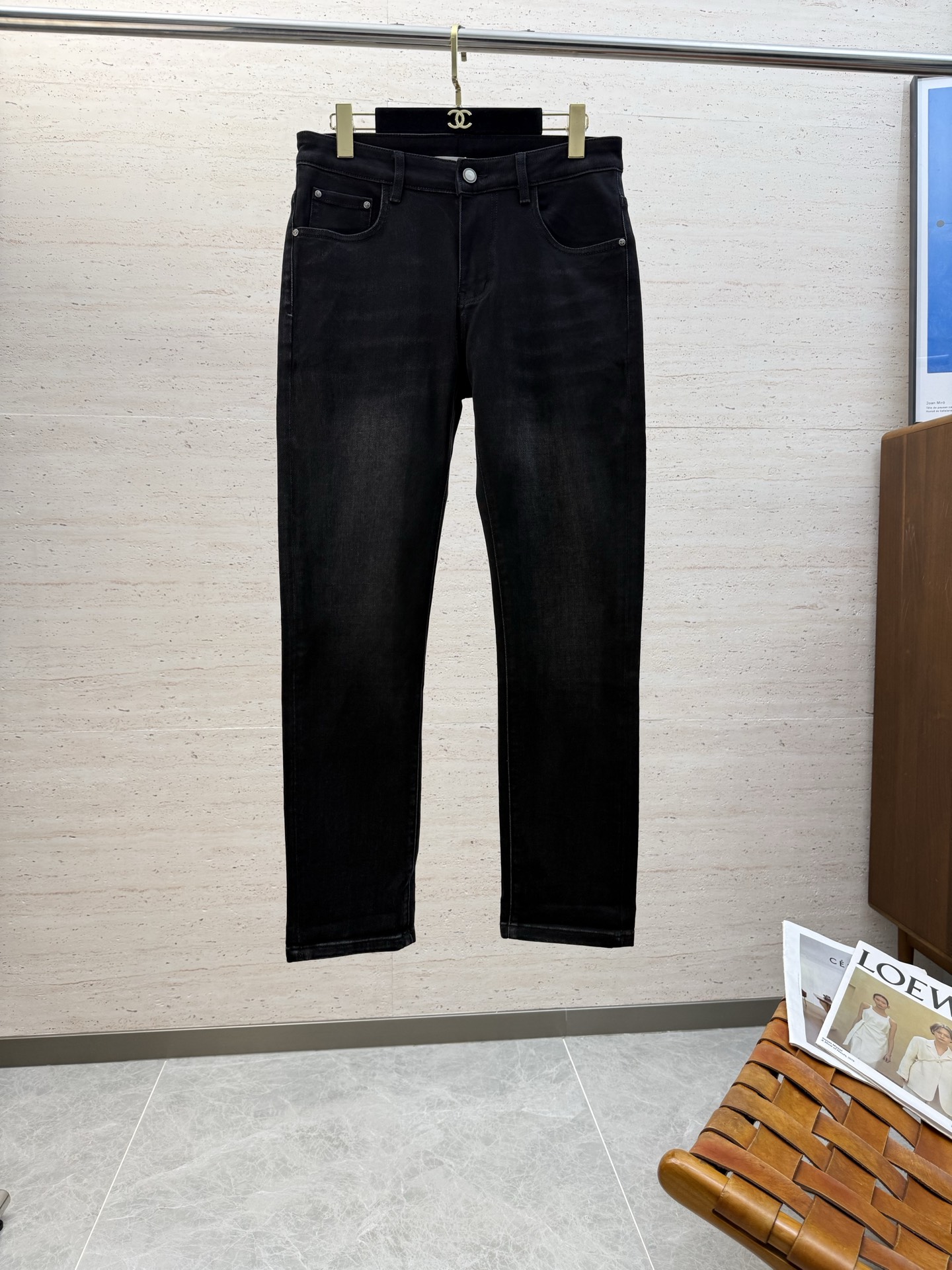 NO:573032,CD25S autumn and winter men's straight jeans...Made of cotton denim fabric. The texture is soft but not sagging. It feels dry and tough. The classic iconic embossed logo and soul-like embellishment. All indicators are top-grade, which naturally brings an excellent upper body feel!  !  !  Code number: 29-38,,jeans,alexander wang19860909CD25S秋冬男士直筒牛仔裤…棉质牛仔面料打造 质地柔软又不失筋骨,手感干爽有韧性 经典的标志性浮雕徽标,灵魂般的点缀 各项指标皆为上品,自然带来极佳的上身体感！！！码数: 29-38,,jeans,alexander wang,Men's clothing